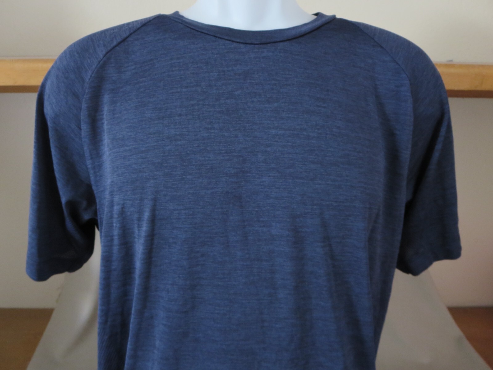 New Uniqlo Blue T-Shirt Short Sleeved Breathable Vented Quick Drying Size XL