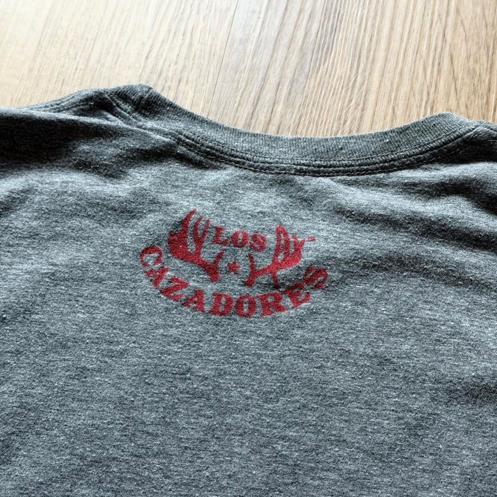 Los Cazadores T-Shirt Mens Size S Grey American Flag Deer Hunting Graphic Tee