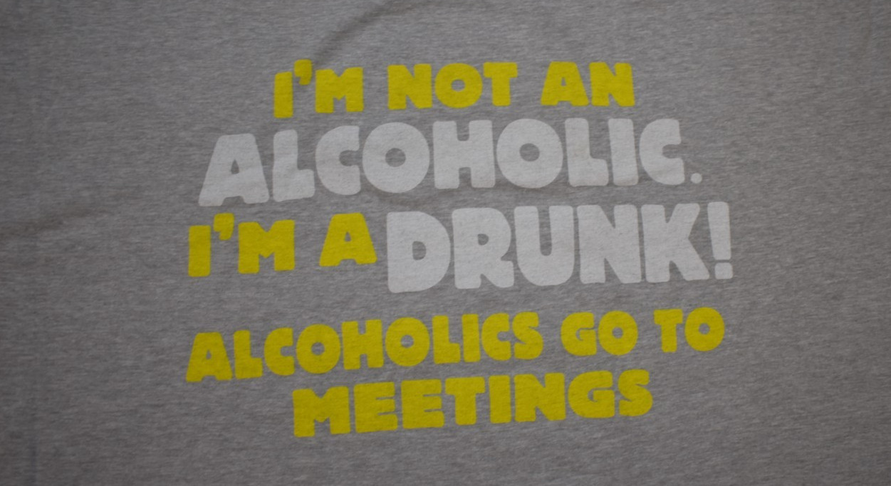 Mens Big & Tall I&rsquo;m Not An Alcoholic, I&rsquo;m A Drunk! Funny Gray Shirt NWT 4XL-6XL