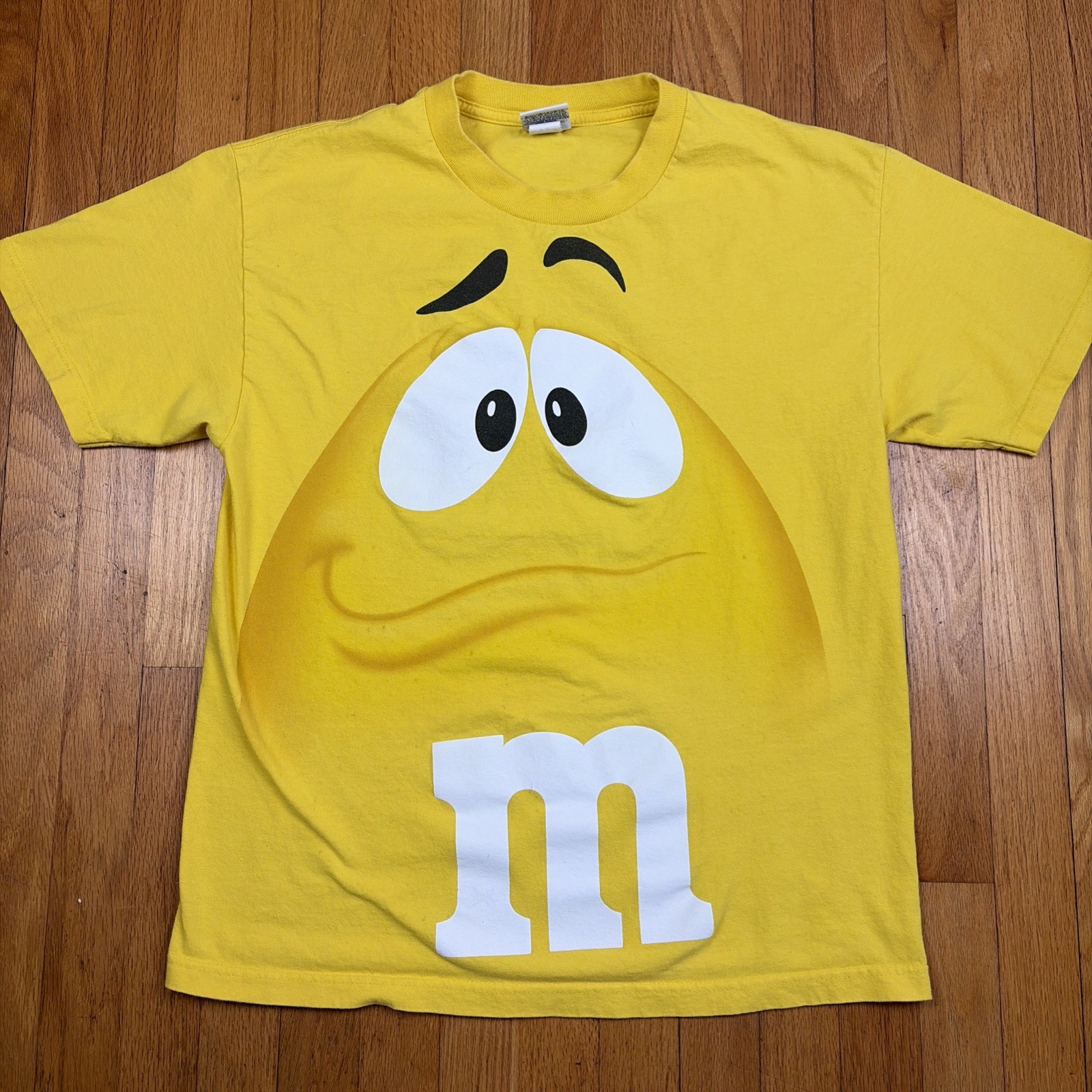 2009 M&Ms Yellow M&M Graphic T Shirt Size Large All Over Print AOP Short Sleeve