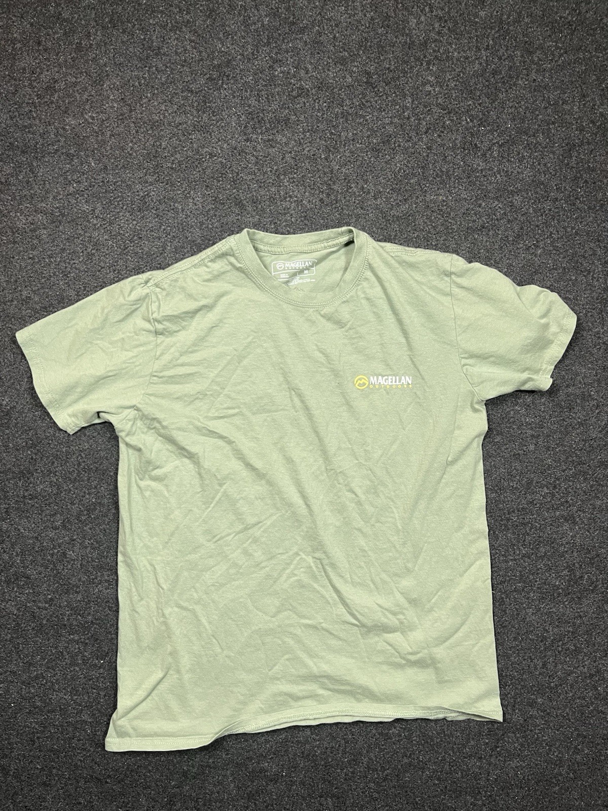 Magellan Outdoors Buck Deer Hunter Green T-Shirt Men&rsquo;s Size Medium Short Sleeve