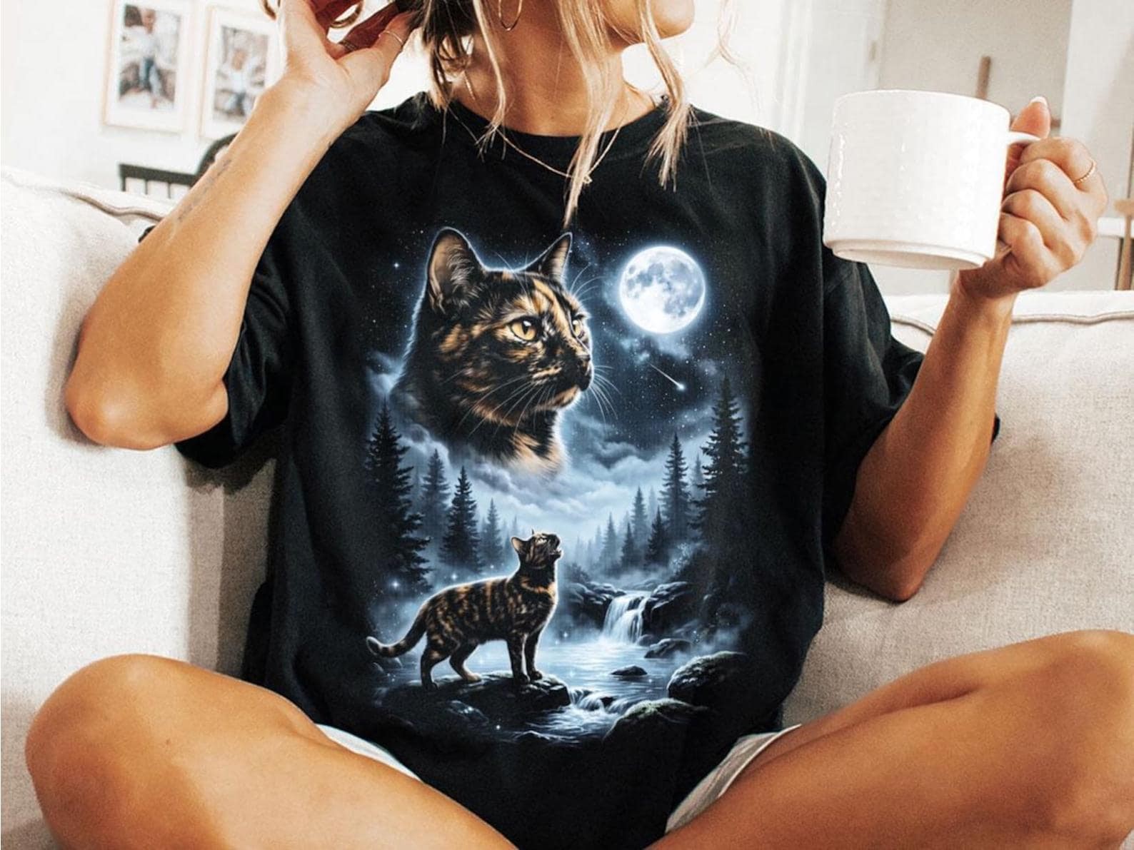 Tortoiseshell Cat Howling at Moon Shirt Funny Tortie Halloween Gift