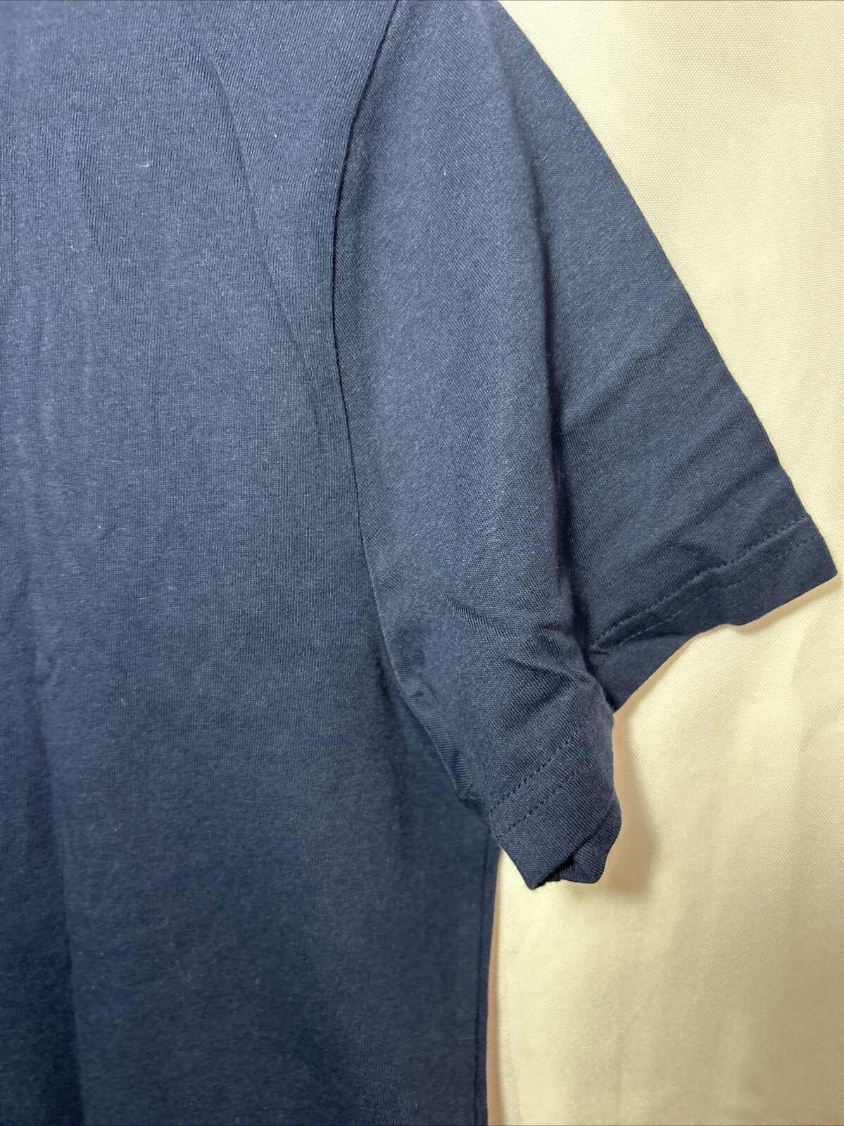 Hollister California – V-neck Tee – Small – Navy blue, white bird – Shortsleeve