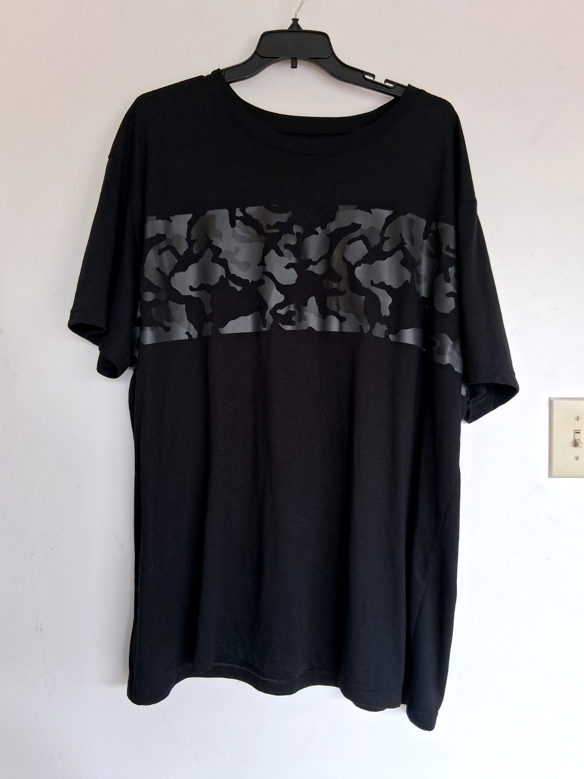 Men&rsquo;s size 4XL black Tee w/ gray camouflage on front by Foundry. Excellent cond
