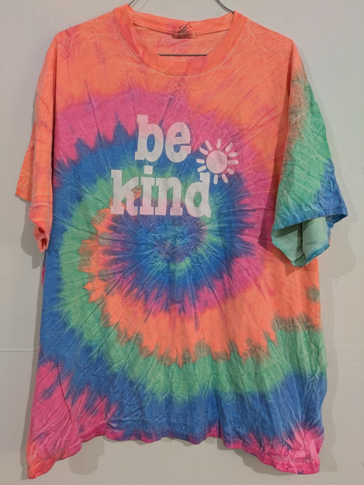 Destinations Men’s XL Multicolor Tie-Dye « Be Kind » Graphic Crew Neck T-Shirt