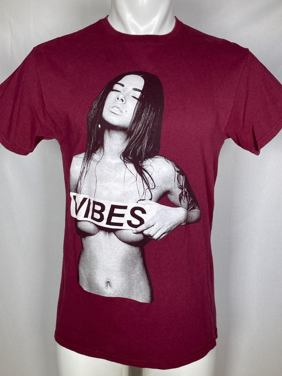 The Young & Wild Vibes Topless Model Streetwear T-Shirt Men&rsquo;s MEDIUM