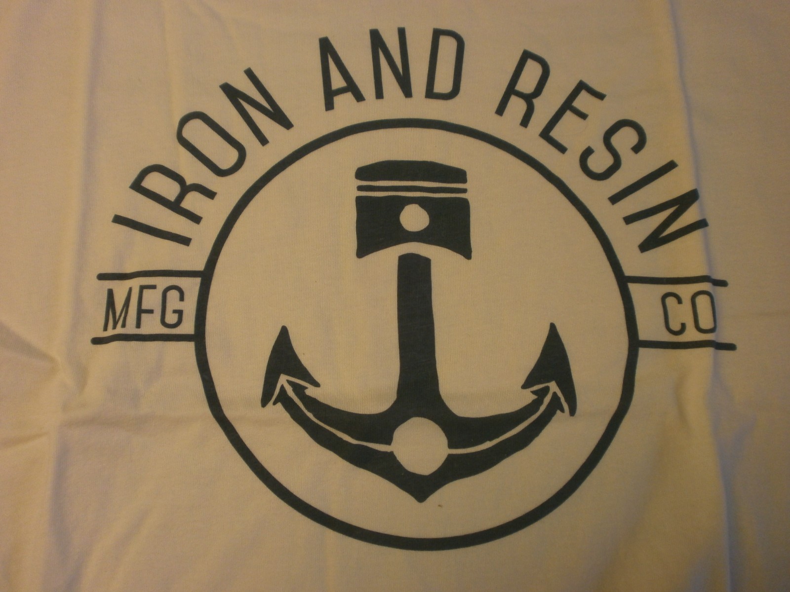 IRON AND RESIN LICENSED BRAND APPAREL T-SHIRT MADE IN USA MFG CO