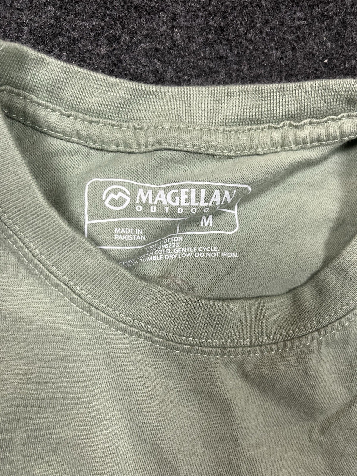 Magellan Outdoors Buck Deer Hunter Green T-Shirt Men&rsquo;s Size Medium Short Sleeve