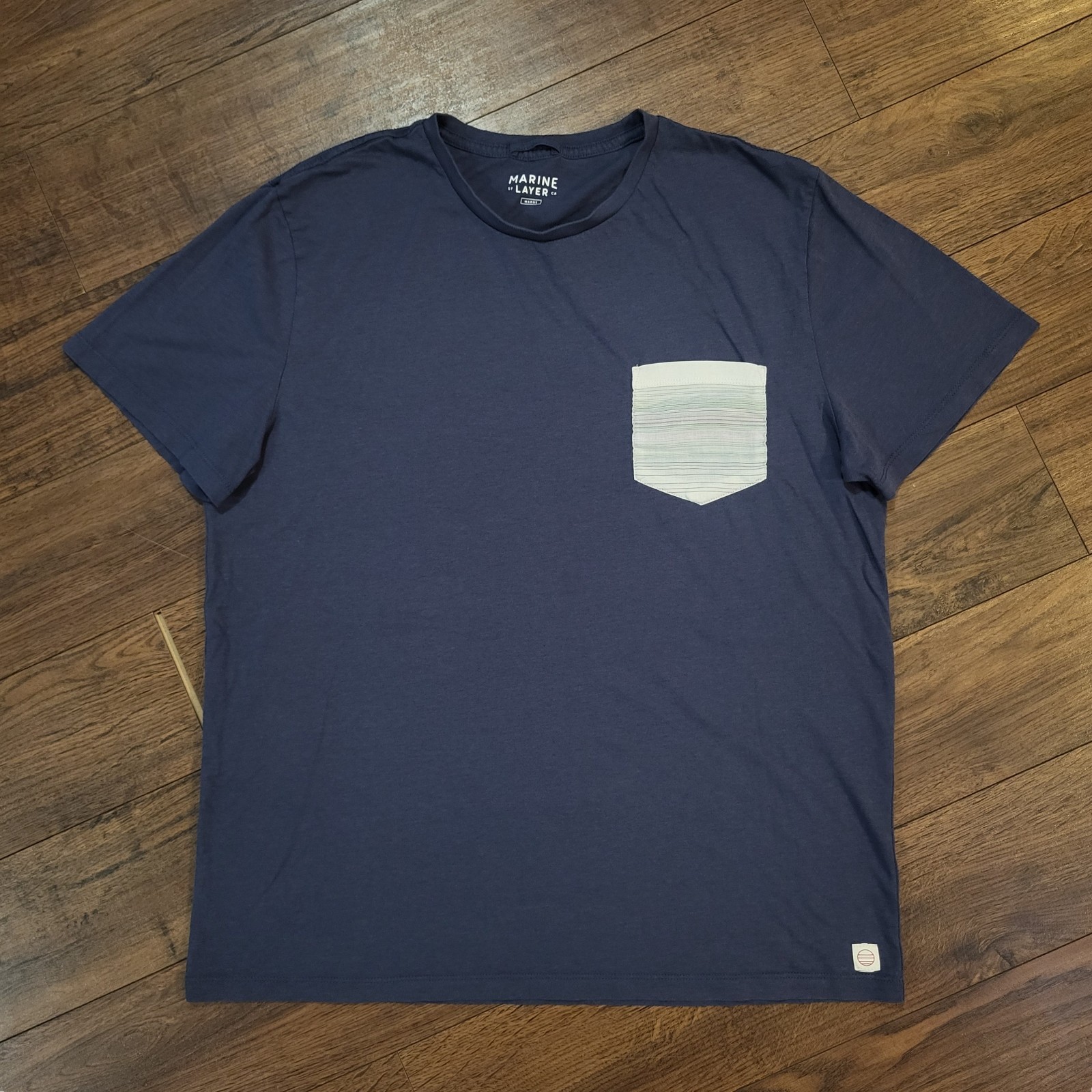 Marine Layer Signature Printed Pocket Tee Shirt Mens Marge M/L Indigo Navy Blue