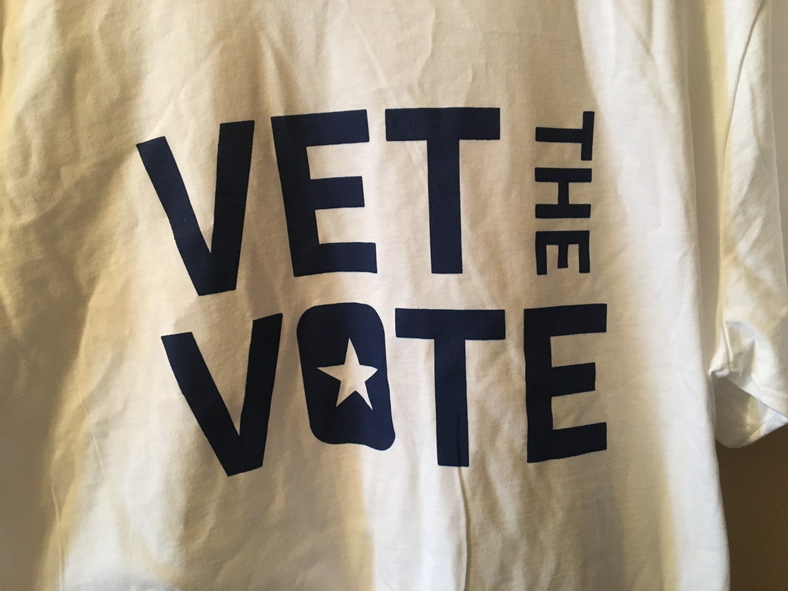 GORGEOUS VETERAN VET THE VOTE VOTING ELECTION T-SHIRT LARGE
