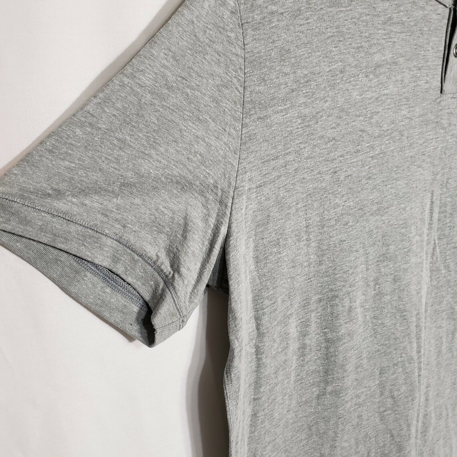 G.H. Bass Co Men&rsquo;s T Shirt Large Gray 2 Button Short Sleeve Casual Crew Neck