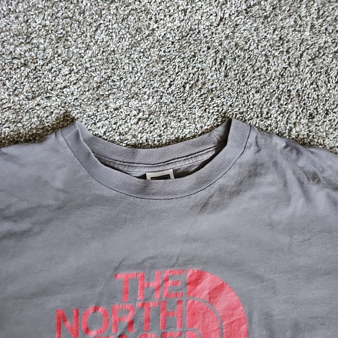The North Face Size Medium Gray and Red Short Sleeve Shirt – Graphic is Cracking