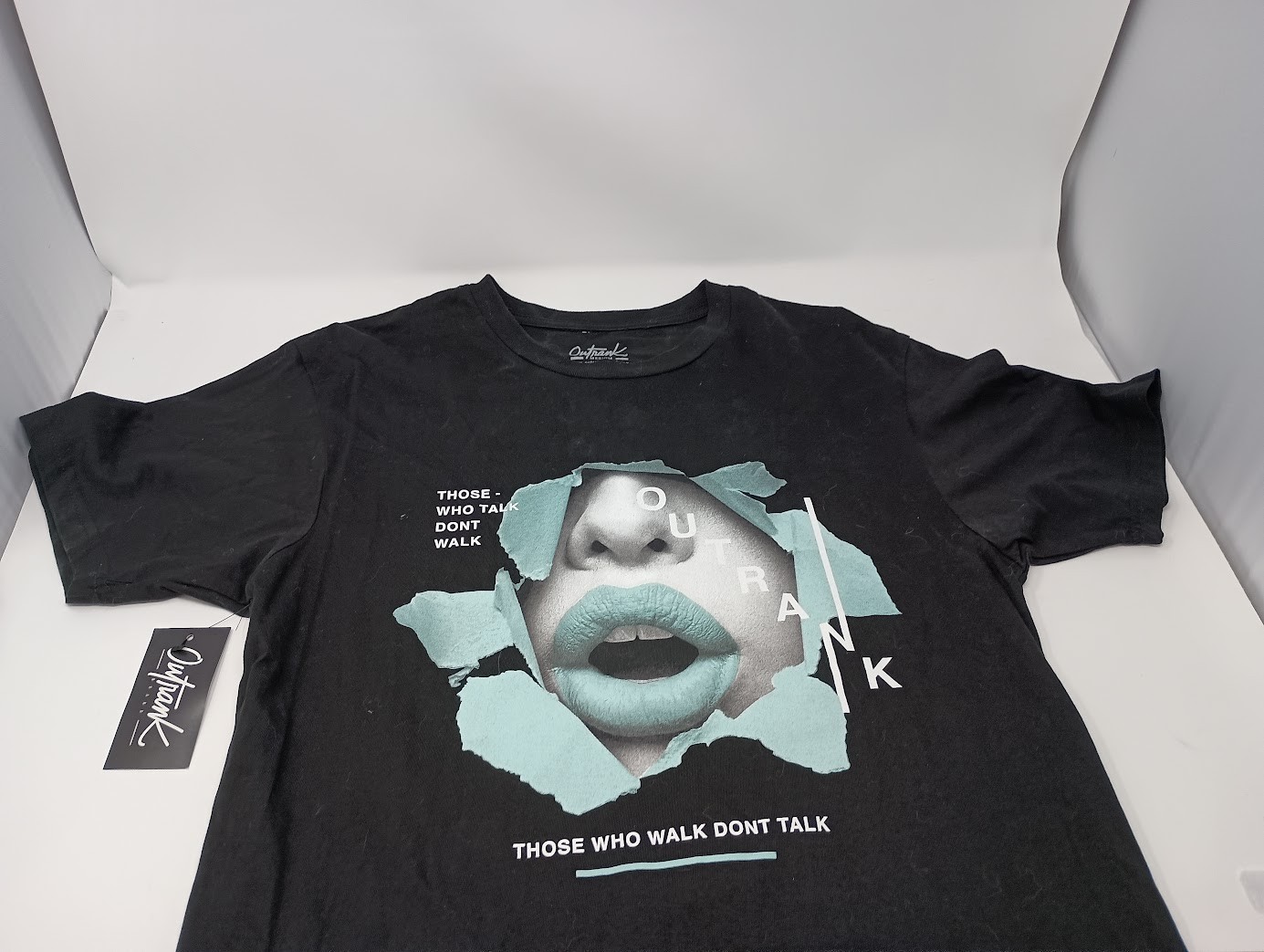 Outrank T-shirt with decal – size medium – New with tags
