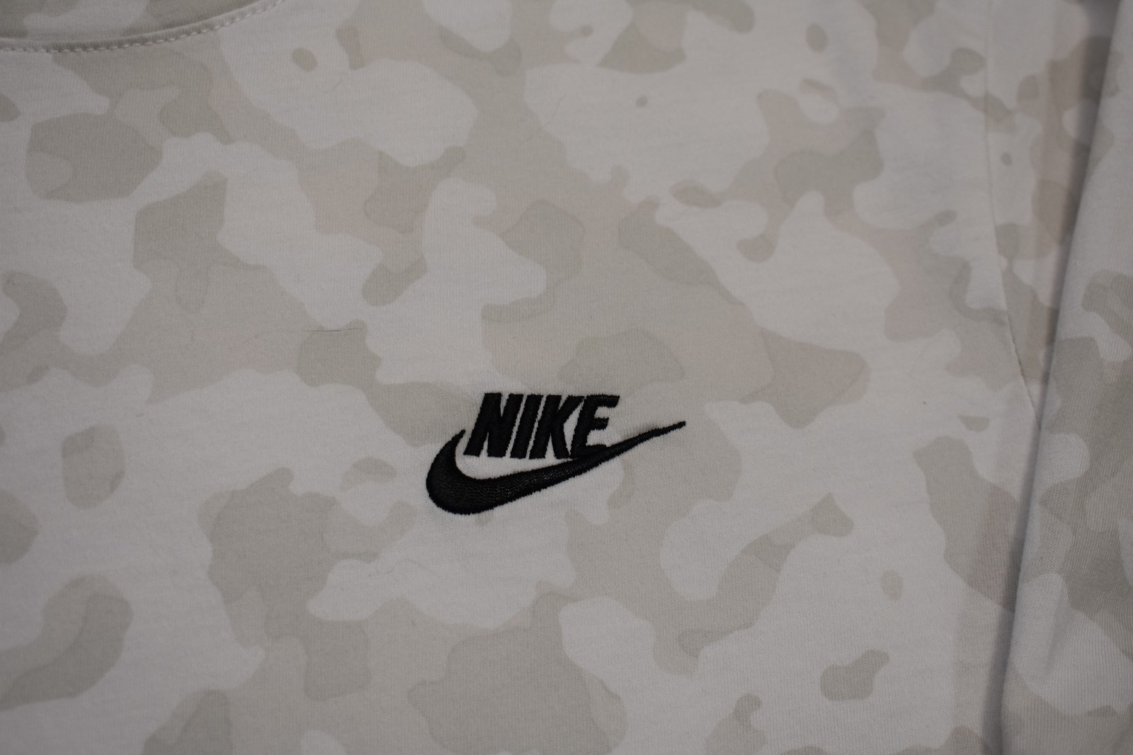 The Nike Tee Light Camo T-Shirt Mens Size L Large