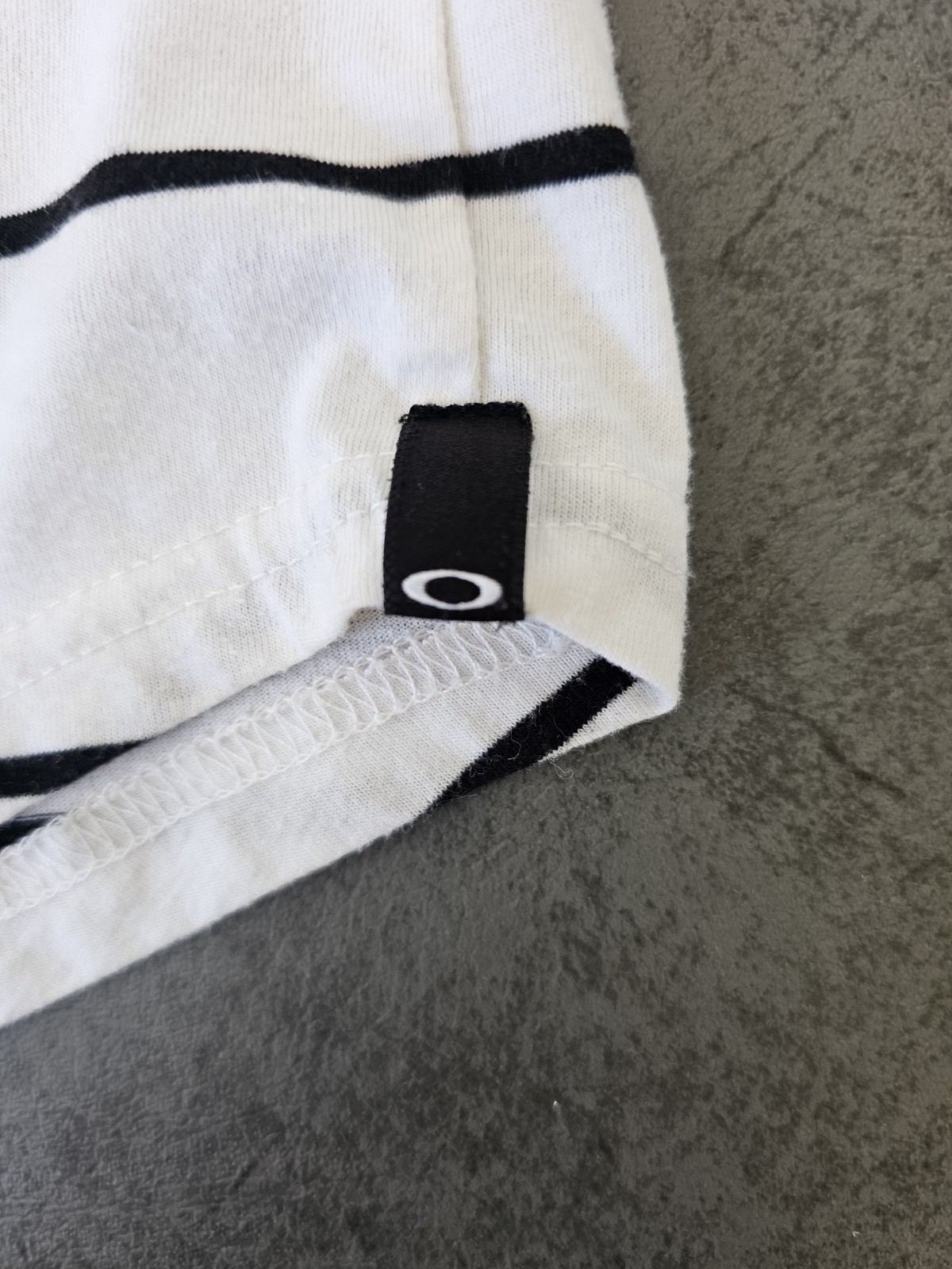 Oakley Men&rsquo;s Striped Crew Neck Short Sleeve Logo T-Shirt White/Black L