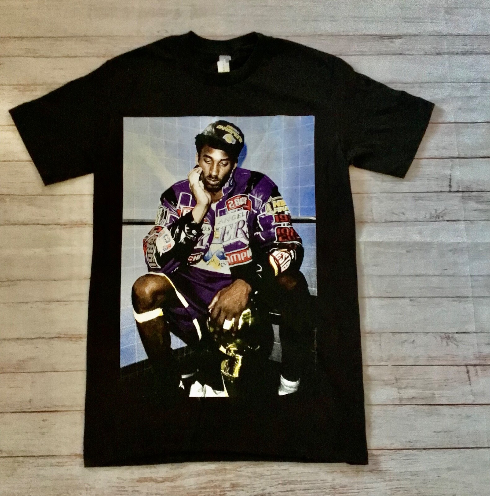 NEW- KOBE BRYANT- CHAMPIONSHIP PHOTO – T-SHIRT