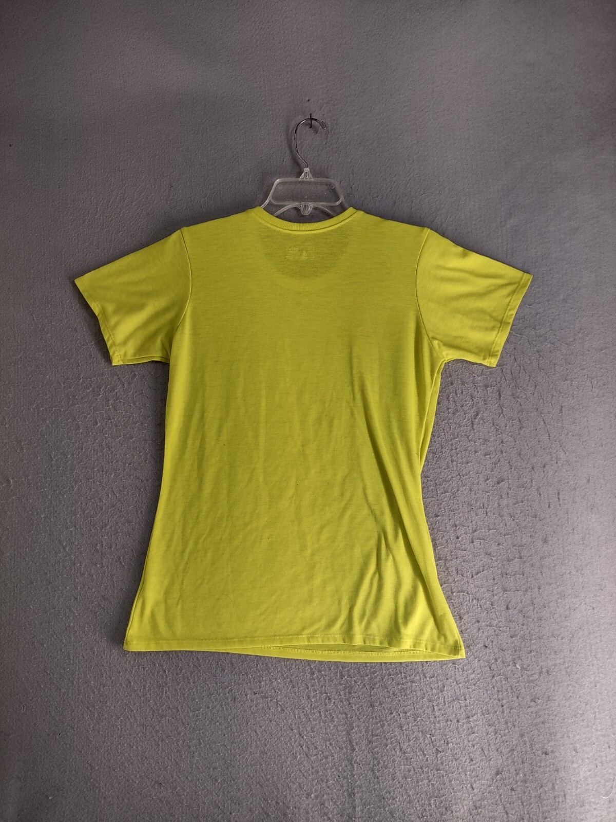 Under Armour Mens Shirt Small Yellow Semi Fitted Heat Gear Solid Logo Pullover