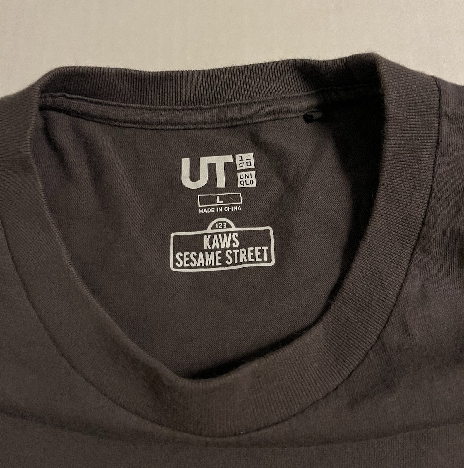 Uniqlo KAWS Sesame Street Oscar Grouch Gray T-Shirt LARGE Art Streetwear XX Eyes