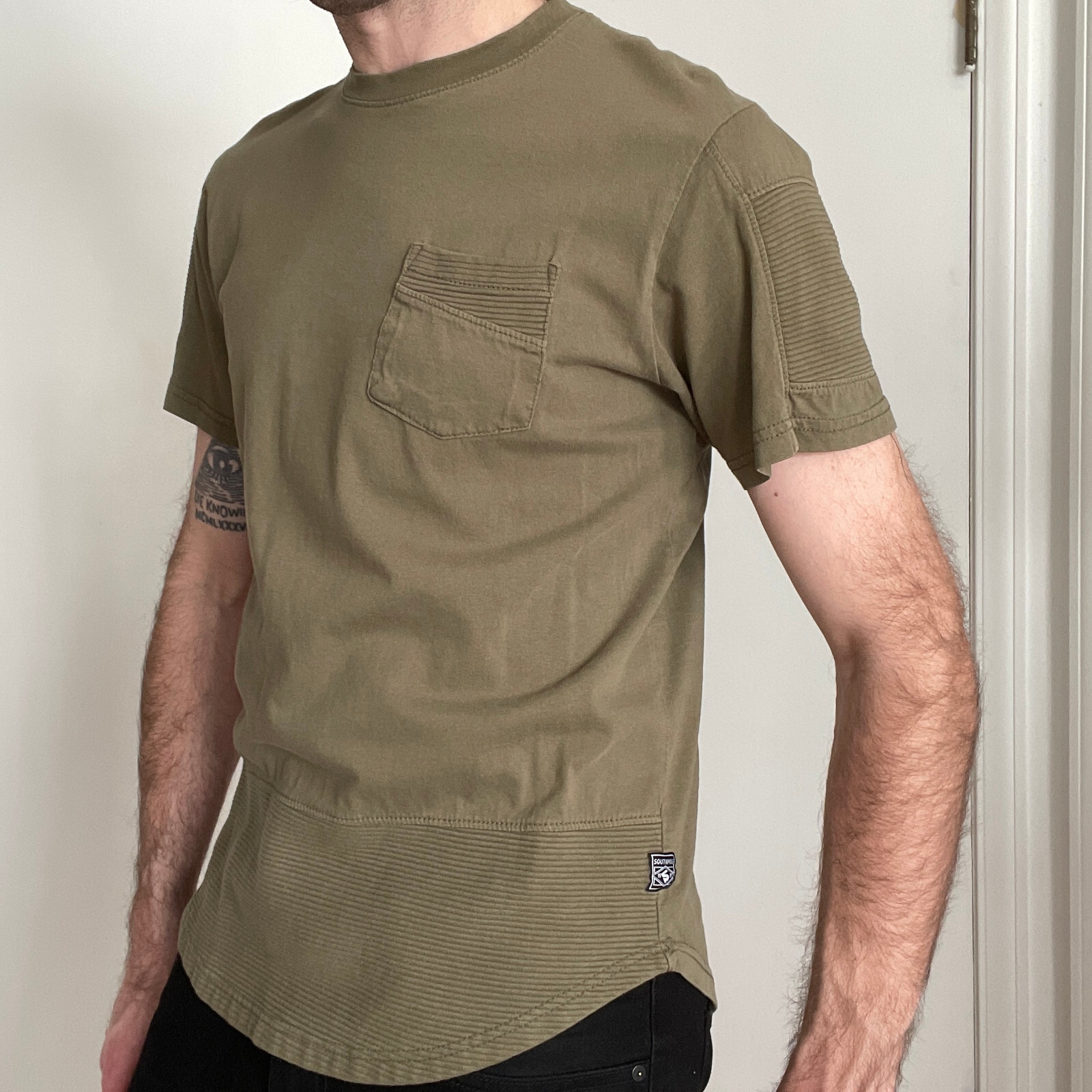 South Pole Ribbed T Shirt Men&rsquo;s Medium Drab Green Scallop Hem Chest Pocket