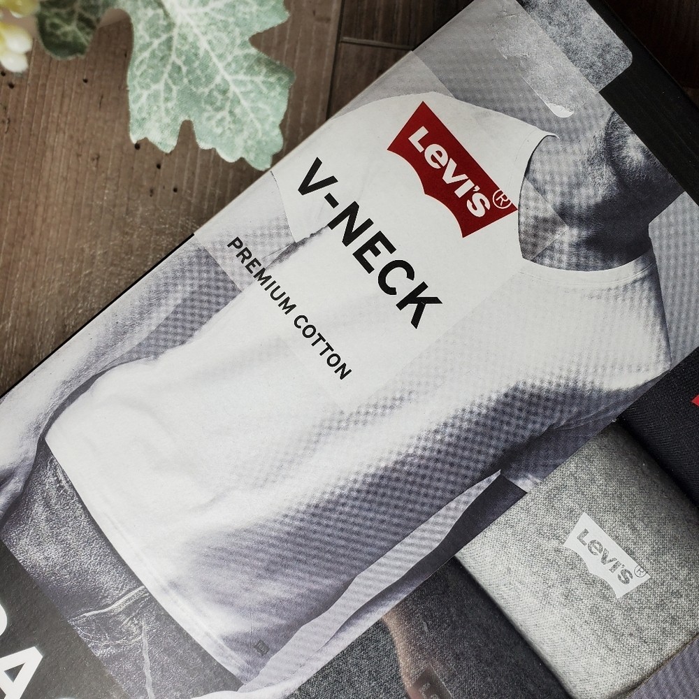 NWT Levi&rsquo;s Premium Cotton Gray V-Neck T-Shirts 4 Pack Men&rsquo;s Size Small