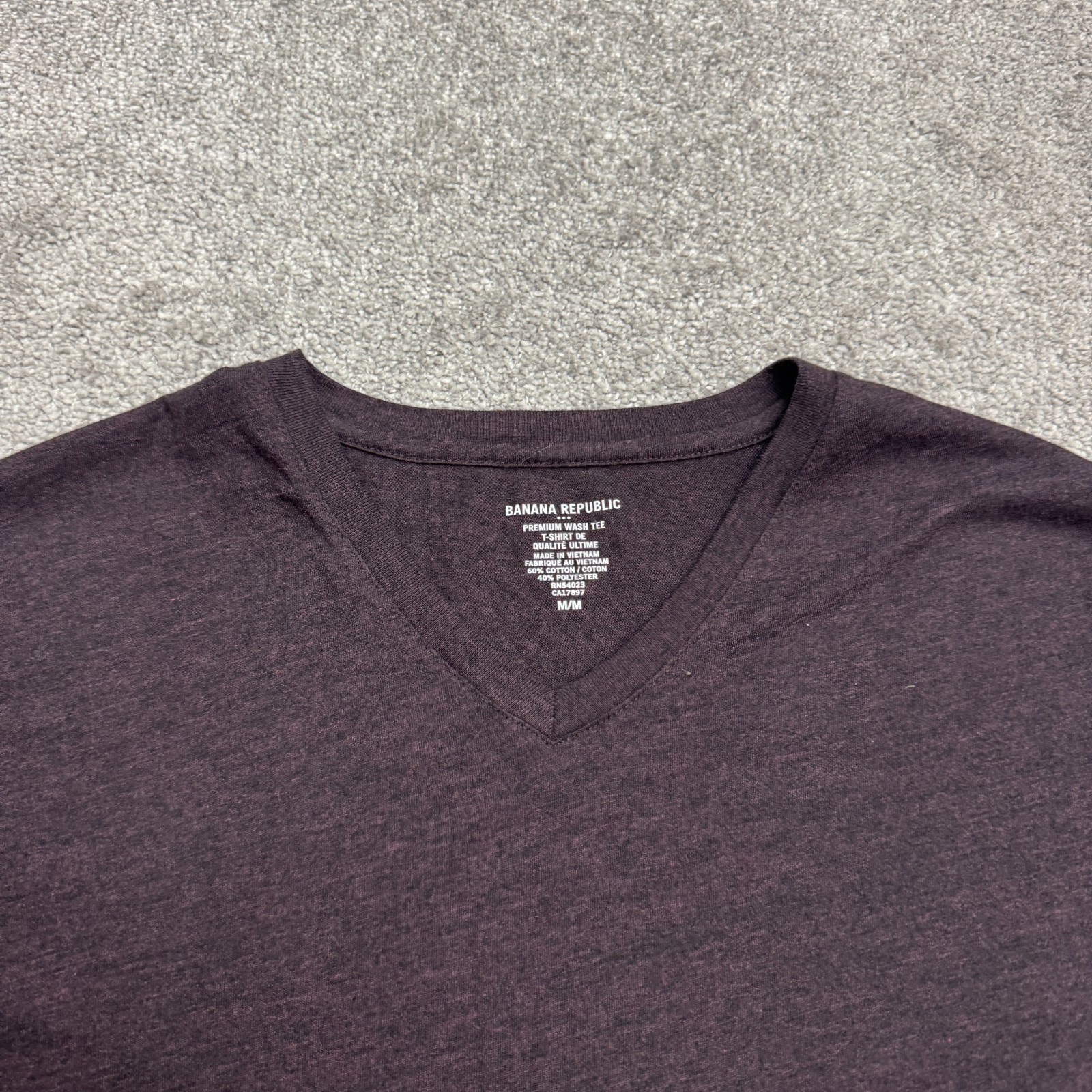 Banana Republic Premium Wash Basic V-Neck T-Shirt Mens Medium Dark Purple Tee