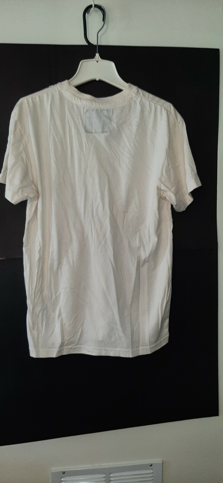 Pacific Blue Men&rsquo;s Graphic-T Size Medium – Ivory