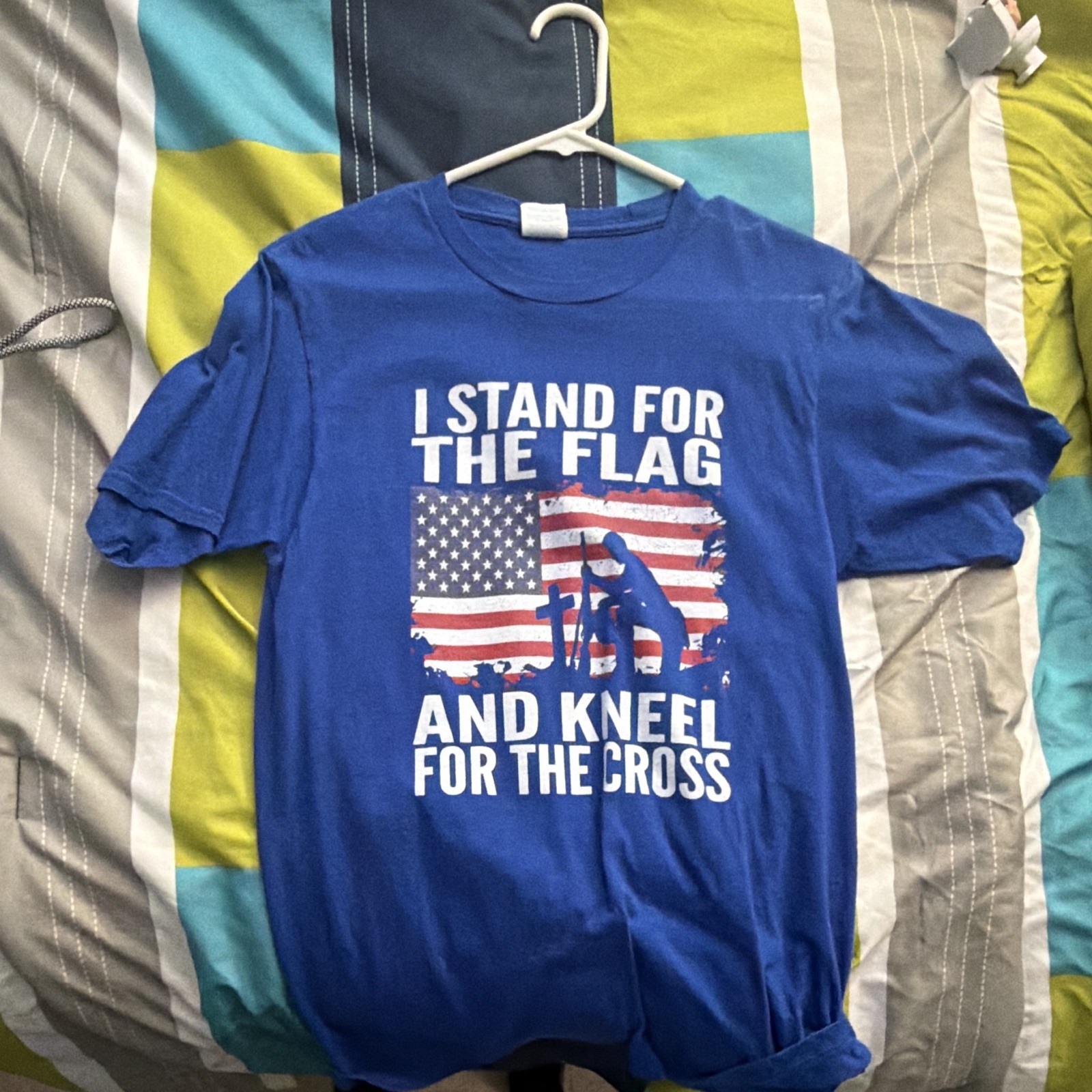 Men&rsquo;s Blue Cotton Graphic Tee « I Stand For The Flag Kneel For The Cross » S