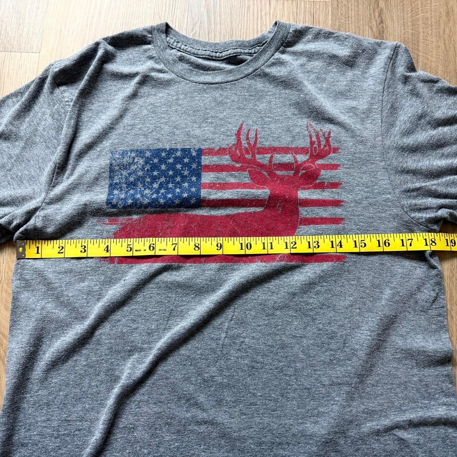 Los Cazadores T-Shirt Mens Size S Grey American Flag Deer Hunting Graphic Tee