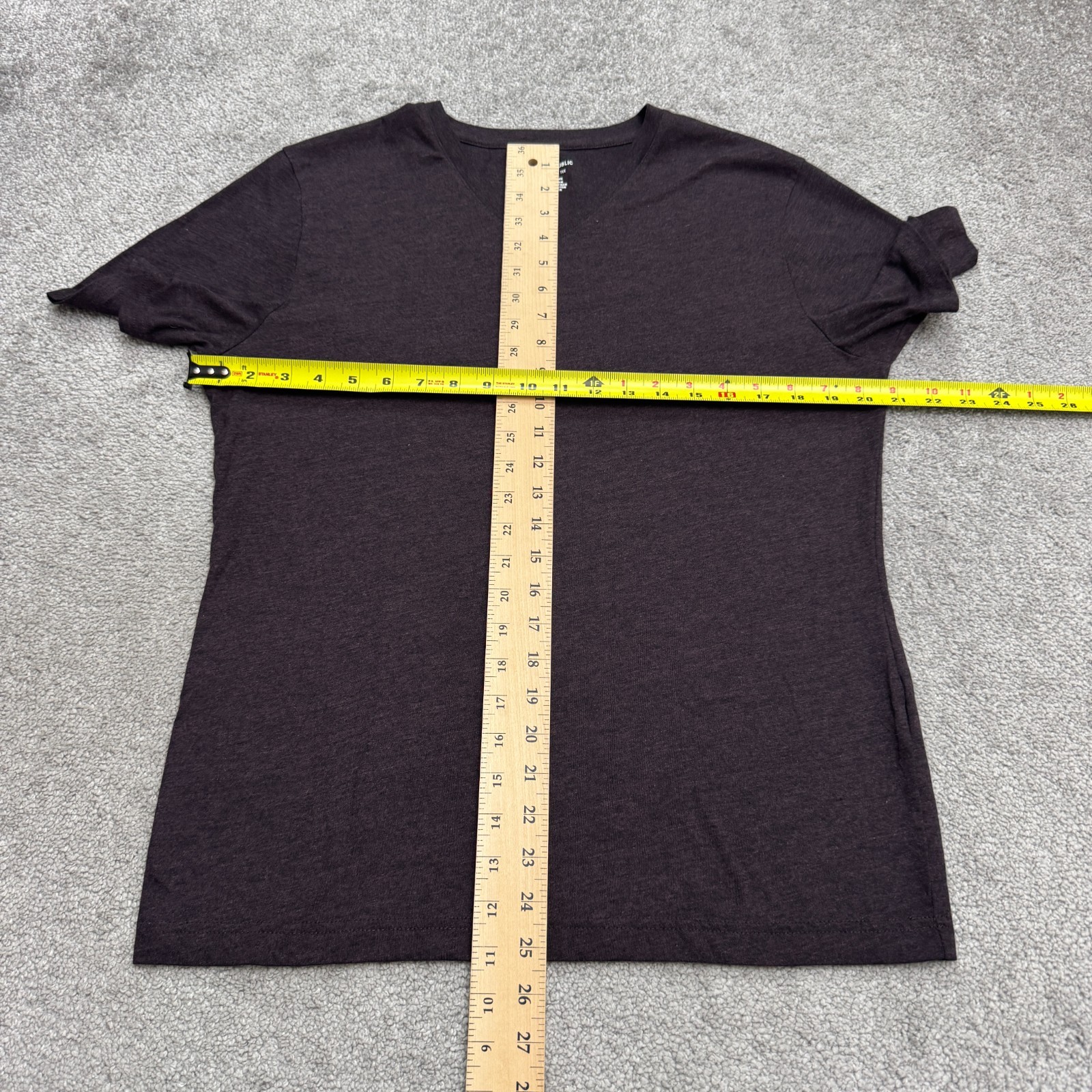 Banana Republic Premium Wash Basic V-Neck T-Shirt Mens Medium Dark Purple Tee