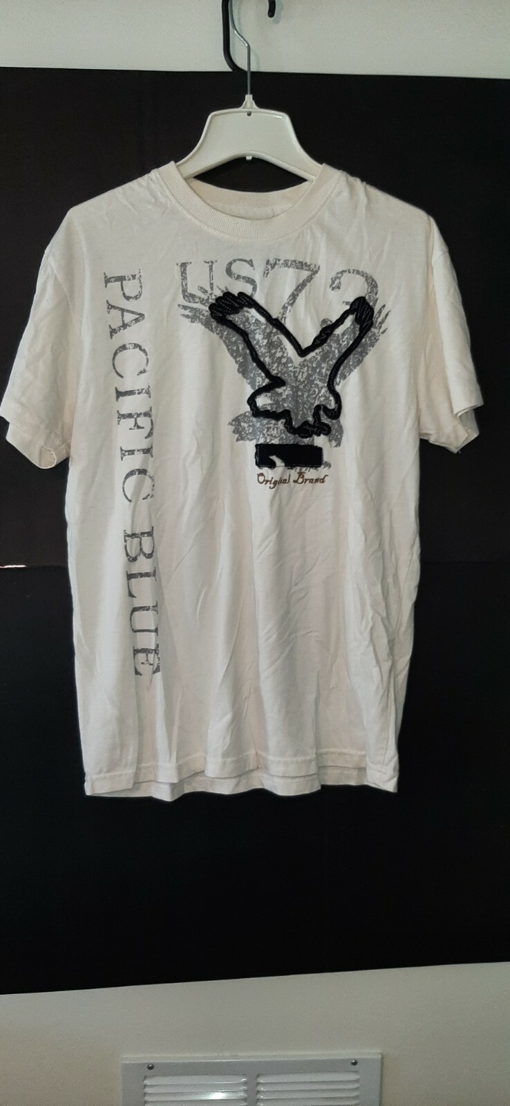 Pacific Blue Men&rsquo;s Graphic-T Size Medium – Ivory