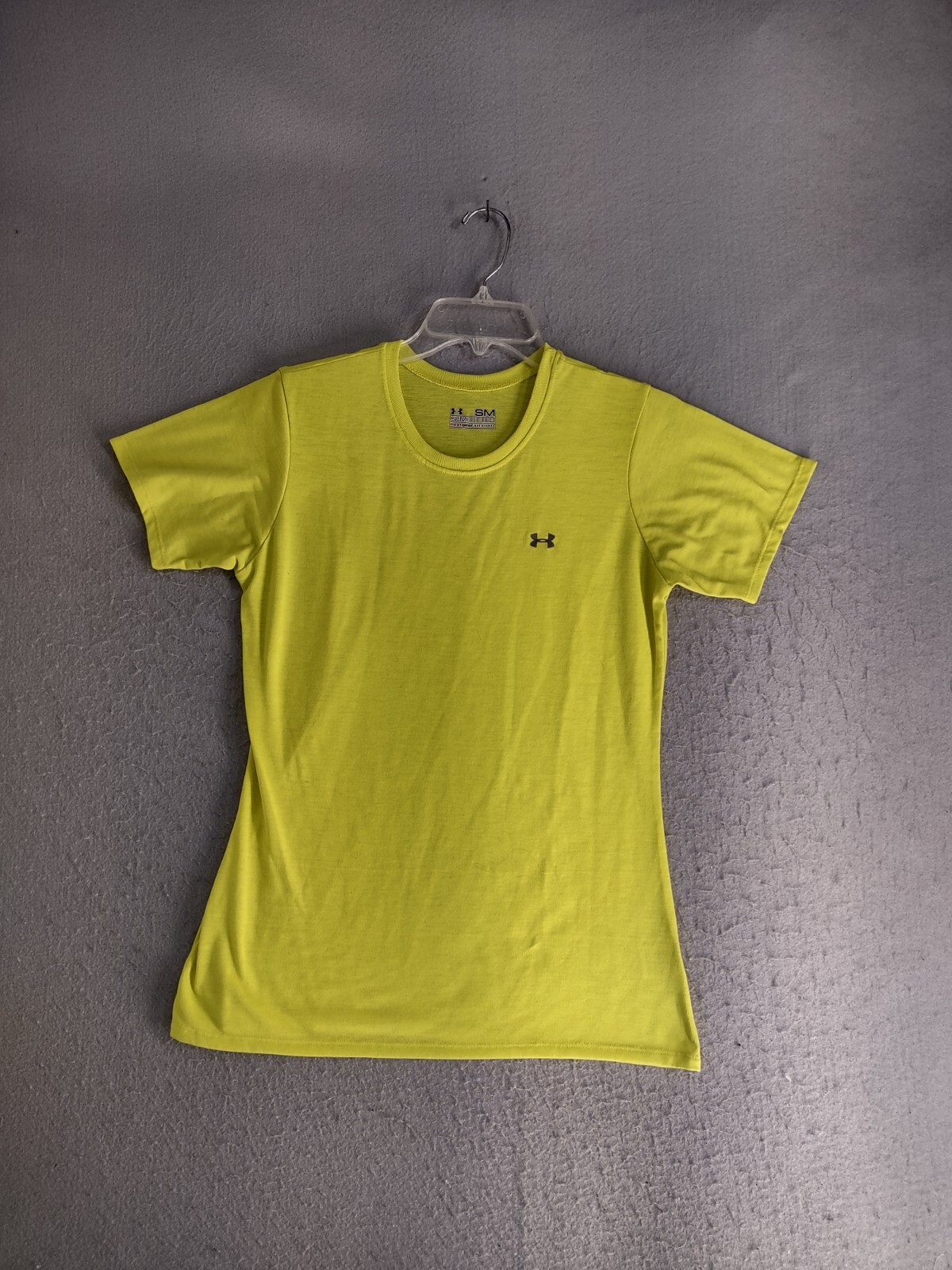Under Armour Mens Shirt Small Yellow Semi Fitted Heat Gear Solid Logo Pullover
