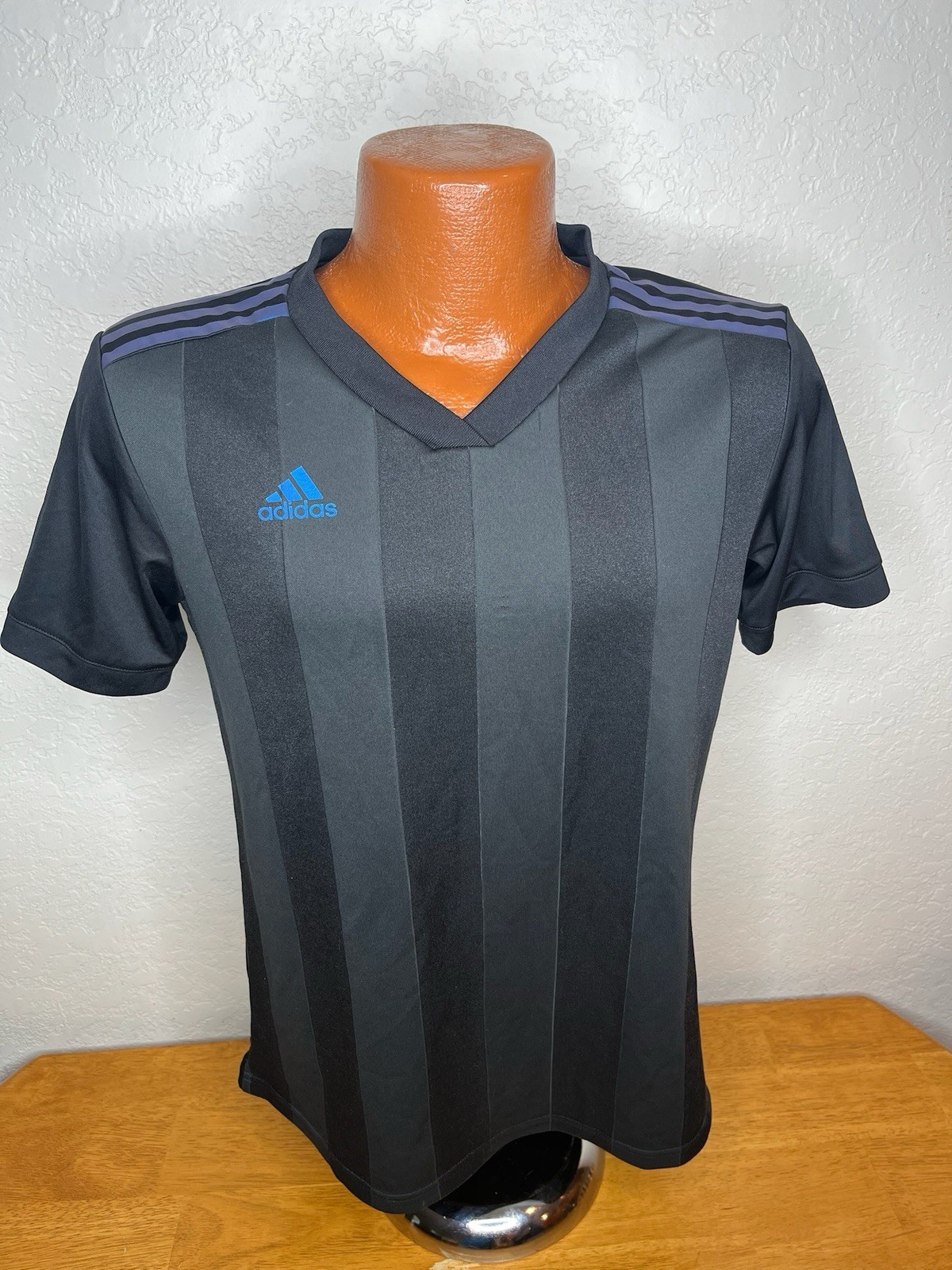 Men&rsquo;s Adidas ClimaLite V-Neck Soccer S/S Athletic T-Shirt Medium M – Black Poly