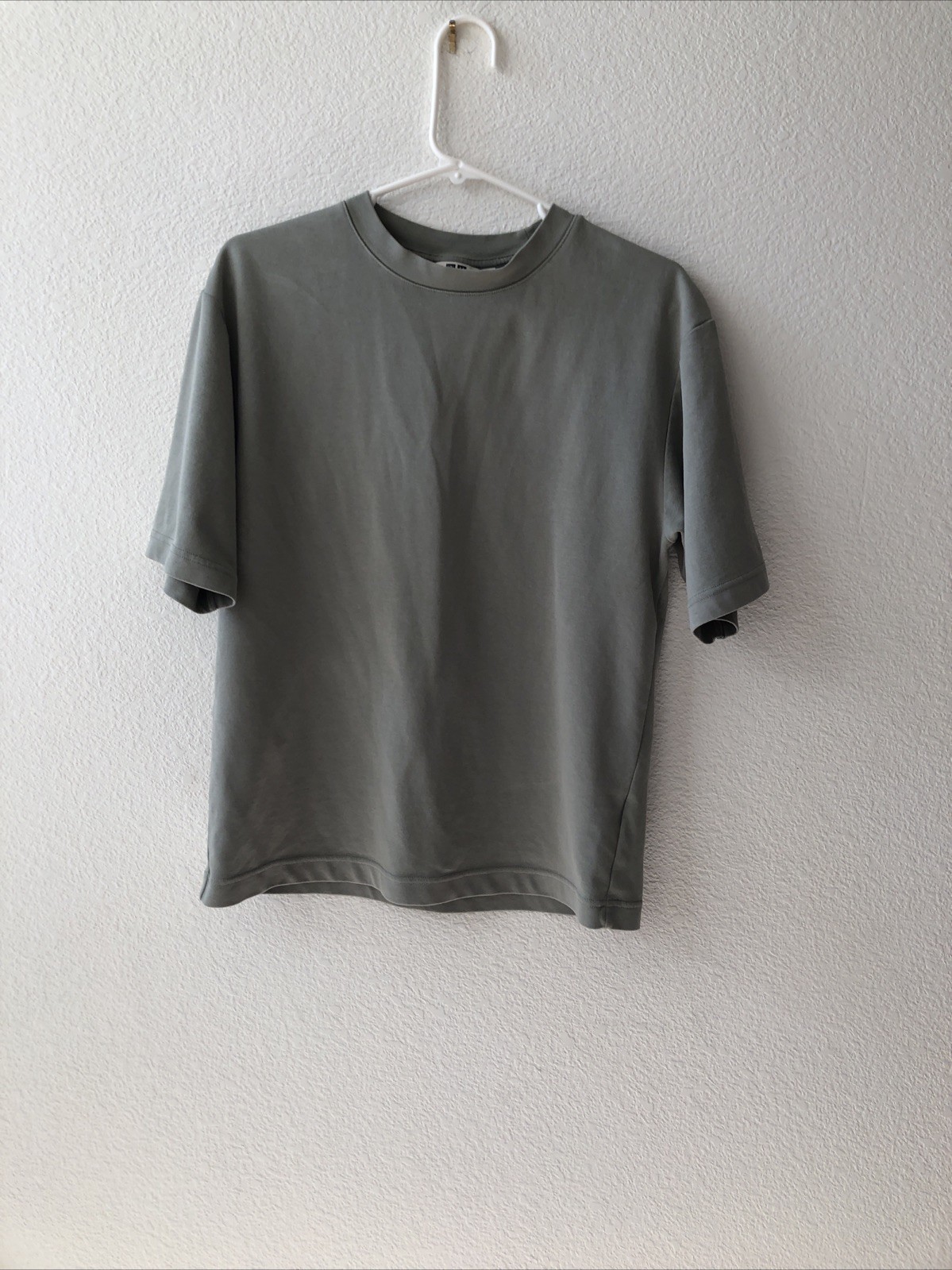 Uniqlo Men&rsquo;s T-shirt mint green AIRism Crew neck Size XS