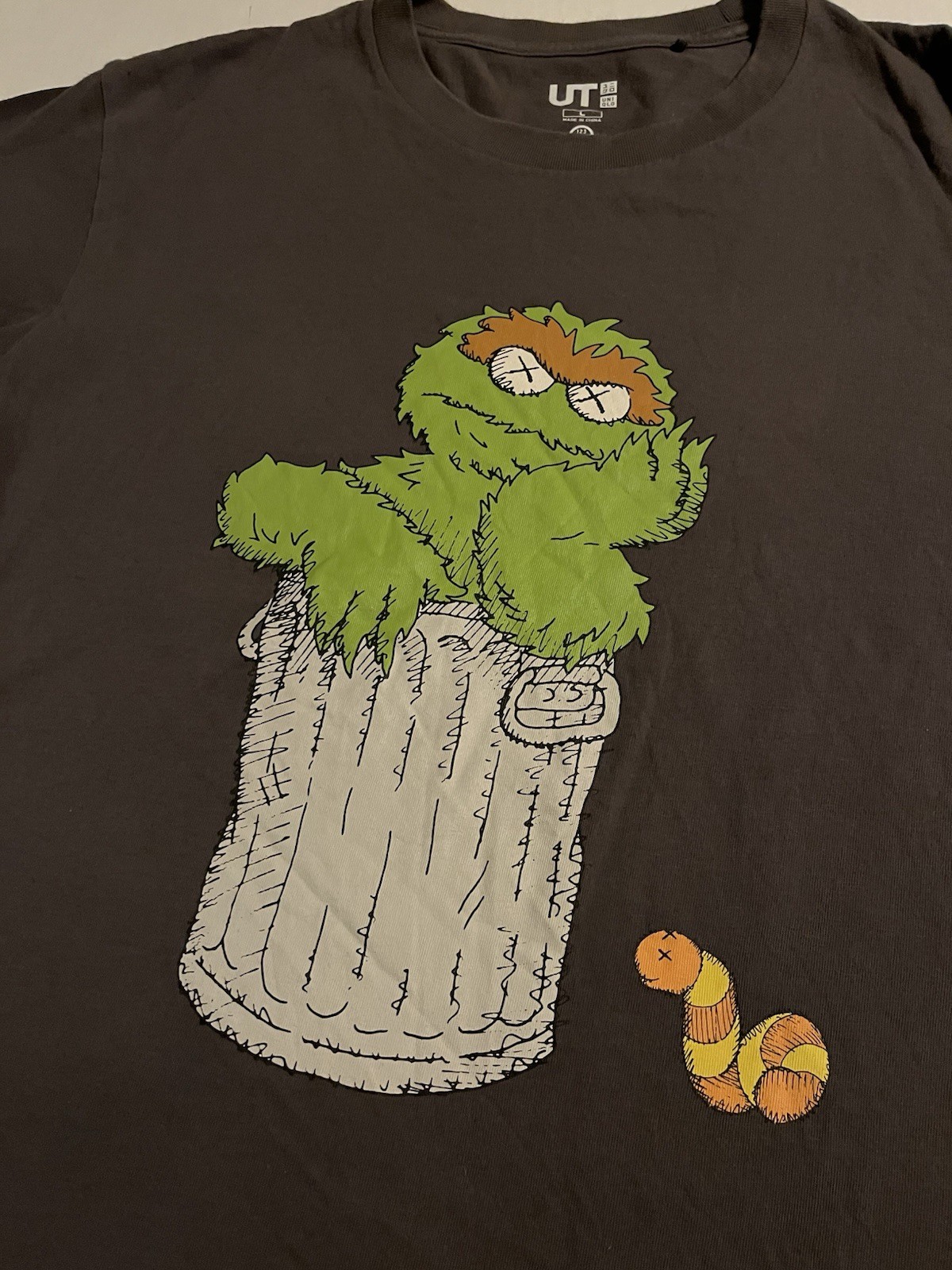 Uniqlo KAWS Sesame Street Oscar Grouch Gray T-Shirt LARGE Art Streetwear XX Eyes