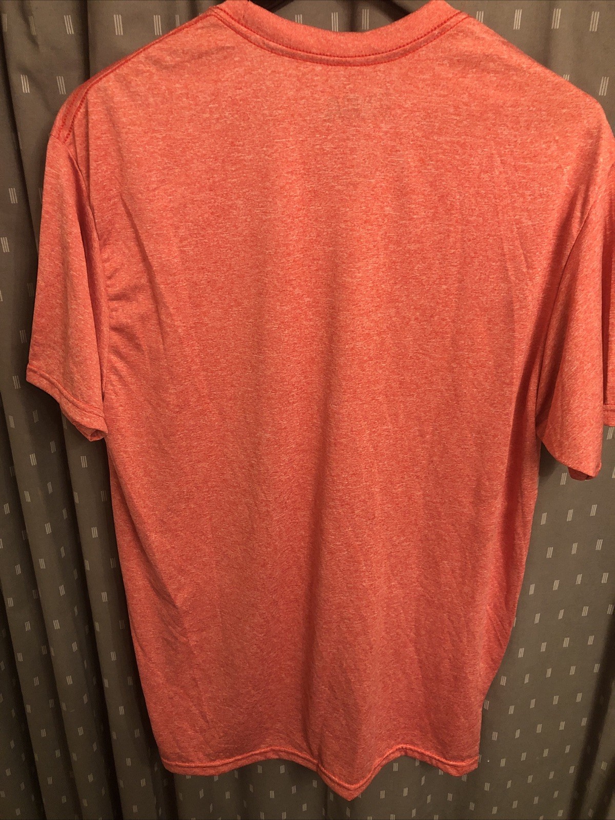 NBA Chicago Bulls Red Heather Tee Ft/ Gold Tone Graphic Iconic Logo. Sz Large