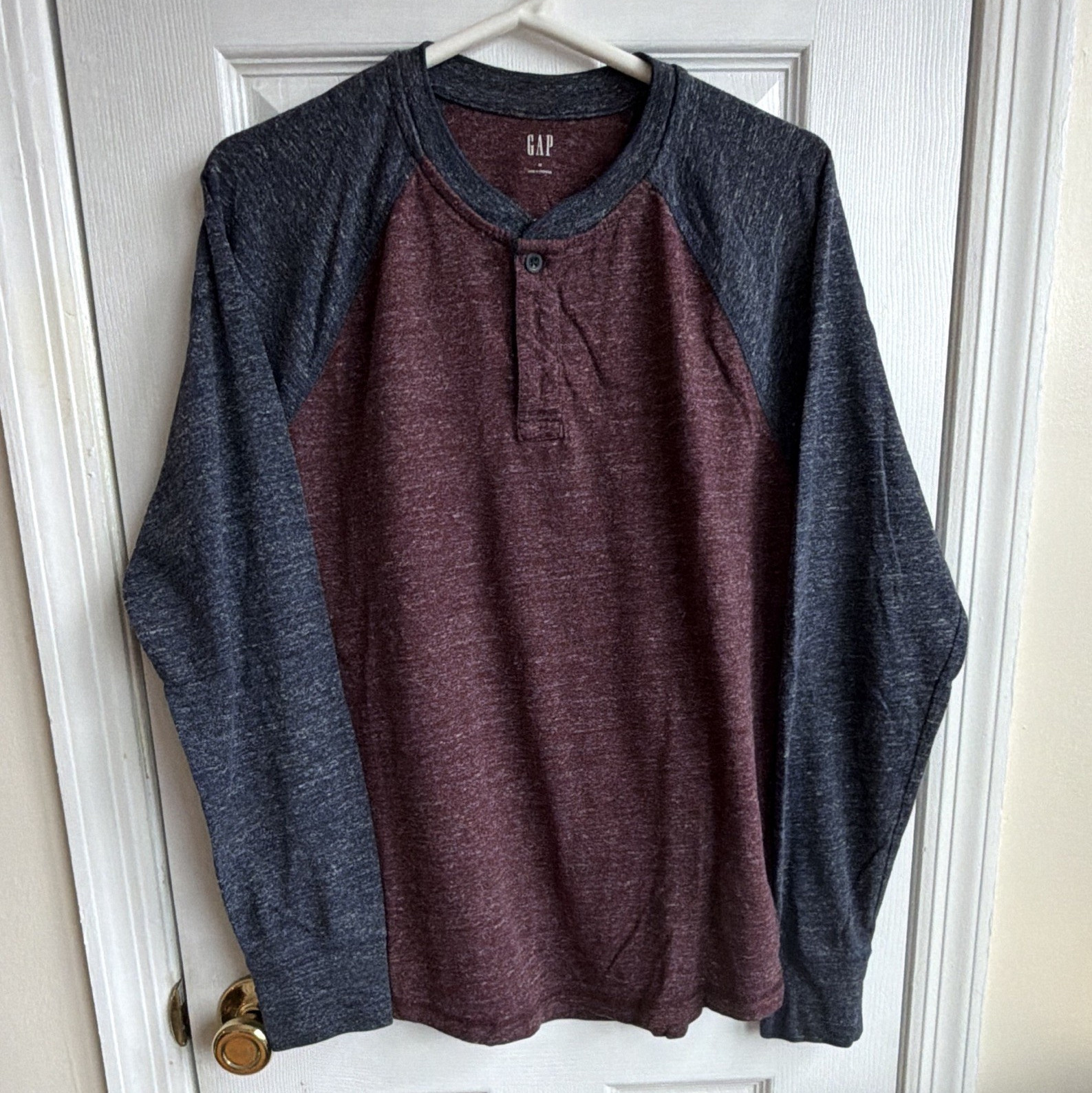 Gap Men’s M Burgundy/Gray Colorblock Long Sleeve Henley T-Shirt Button Accents