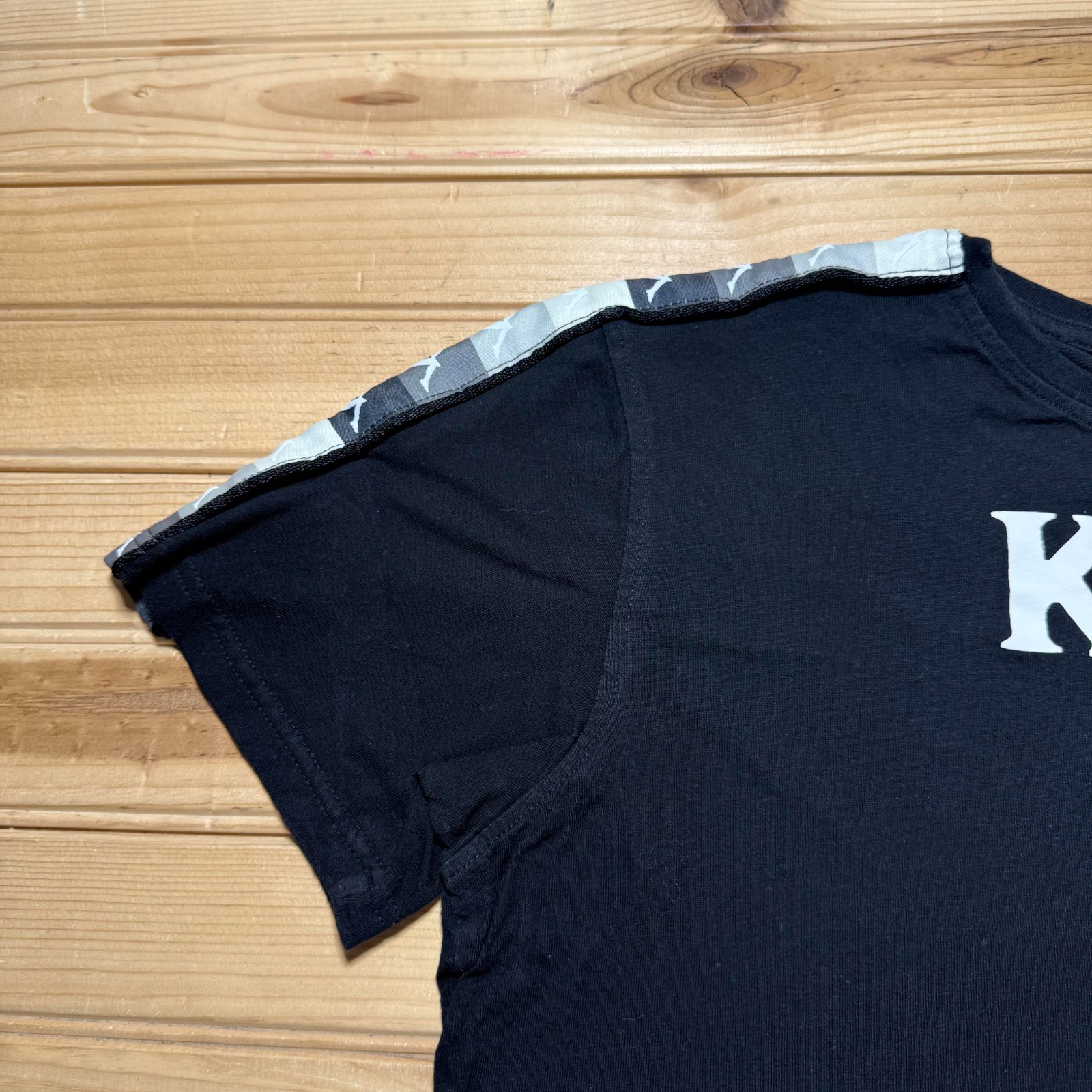 Y2K Kappa Spell Out Logo Tape Shoulder Streetwear Retro T-Shirt Men&rsquo;s – Large