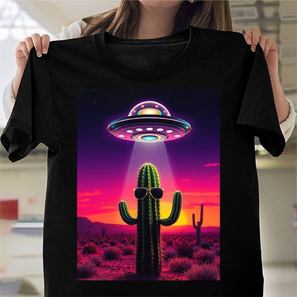 Funny DESERT CACTUS UFO Alien Invasion Cool Sci Fi T-Shirt for Gift Idea Tee Top