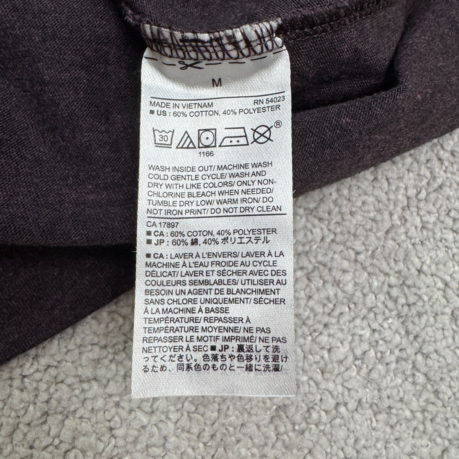 Banana Republic Premium Wash Basic V-Neck T-Shirt Mens Medium Dark Purple Tee