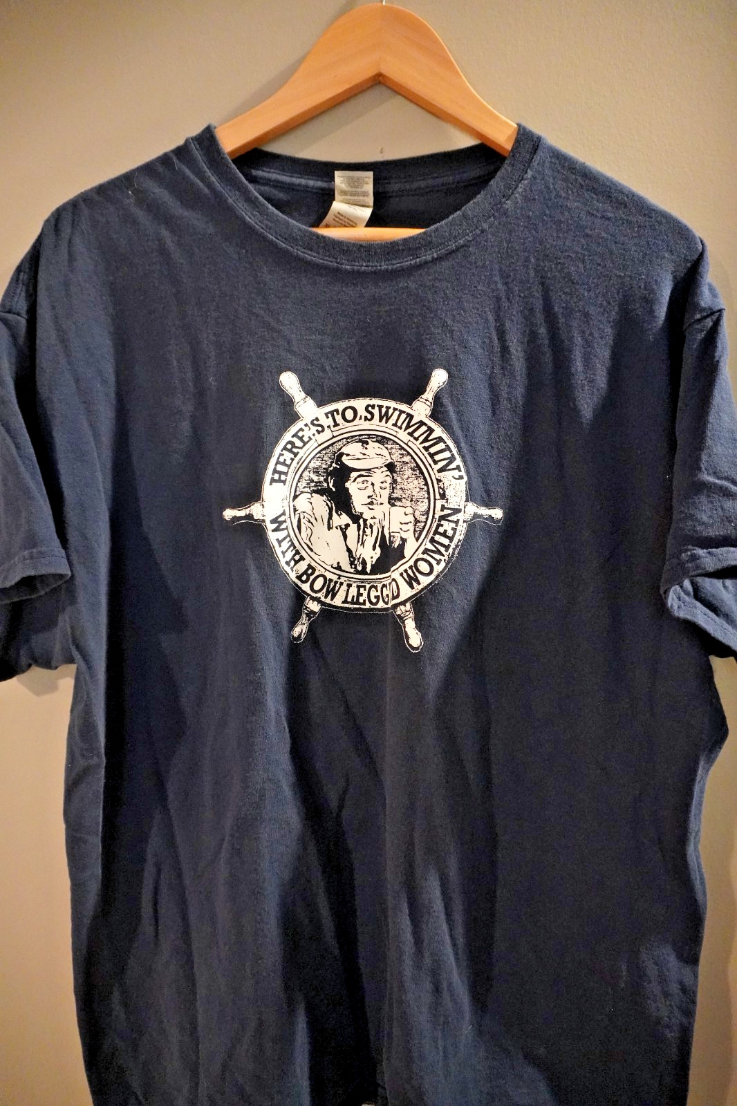 Jaws Quint « Here&rsquo;s to Swimmin&rsquo; With Bow Legged Women » Men&rsquo;s XL T-Shirt NWOT