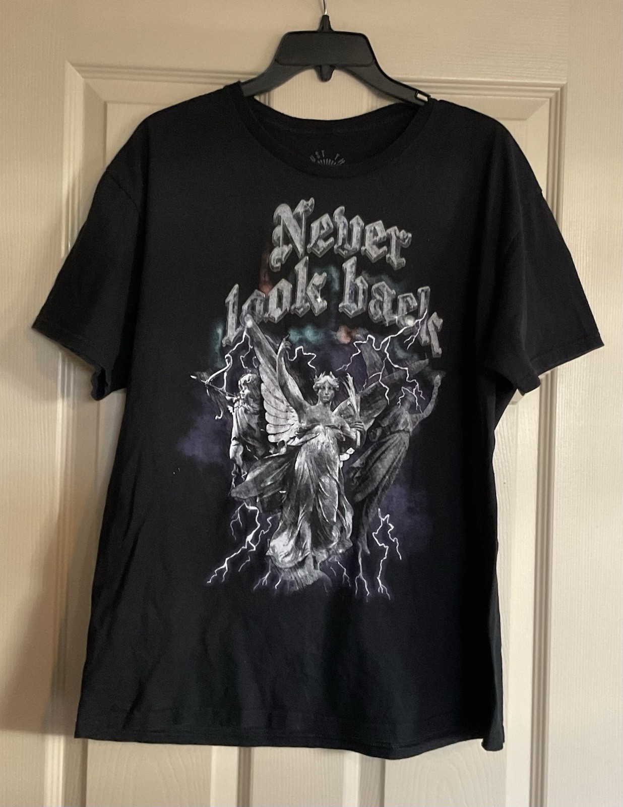 Trust The Universe ‘Never Look Back’ Black Large Short Sleeve Casual Tee