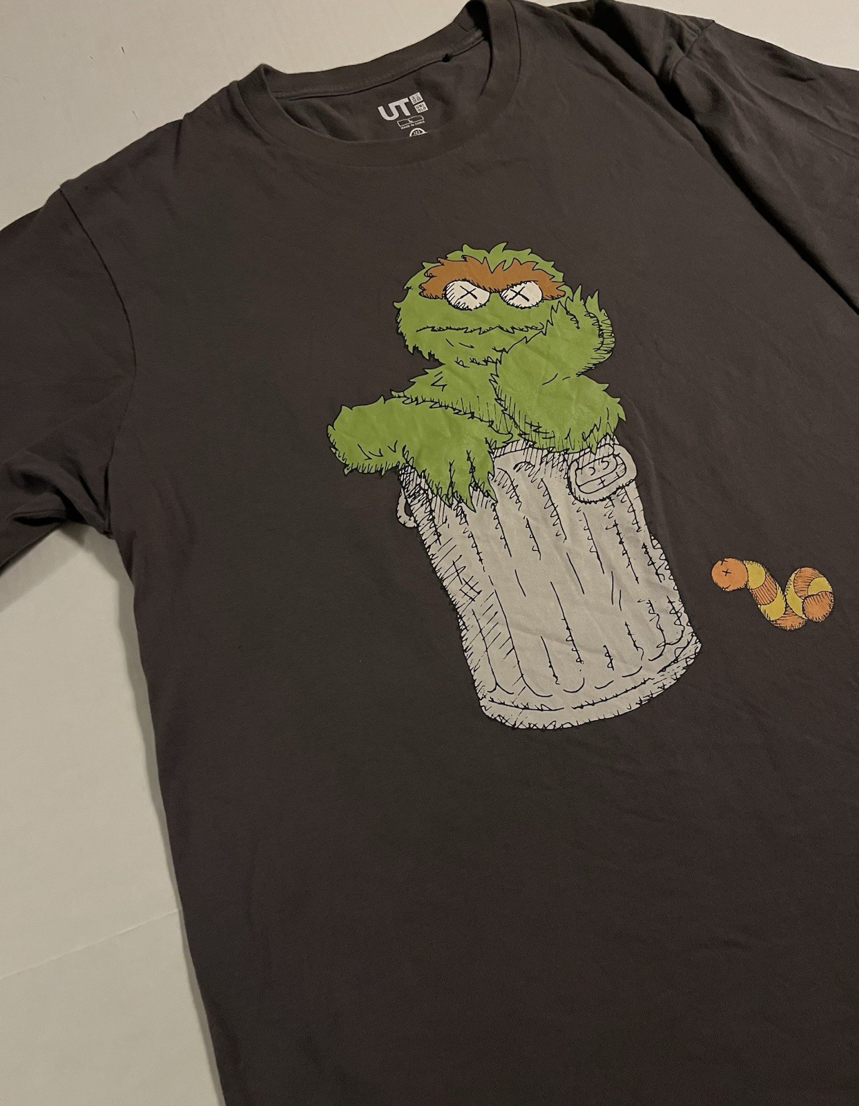 Uniqlo KAWS Sesame Street Oscar Grouch Gray T-Shirt LARGE Art Streetwear XX Eyes