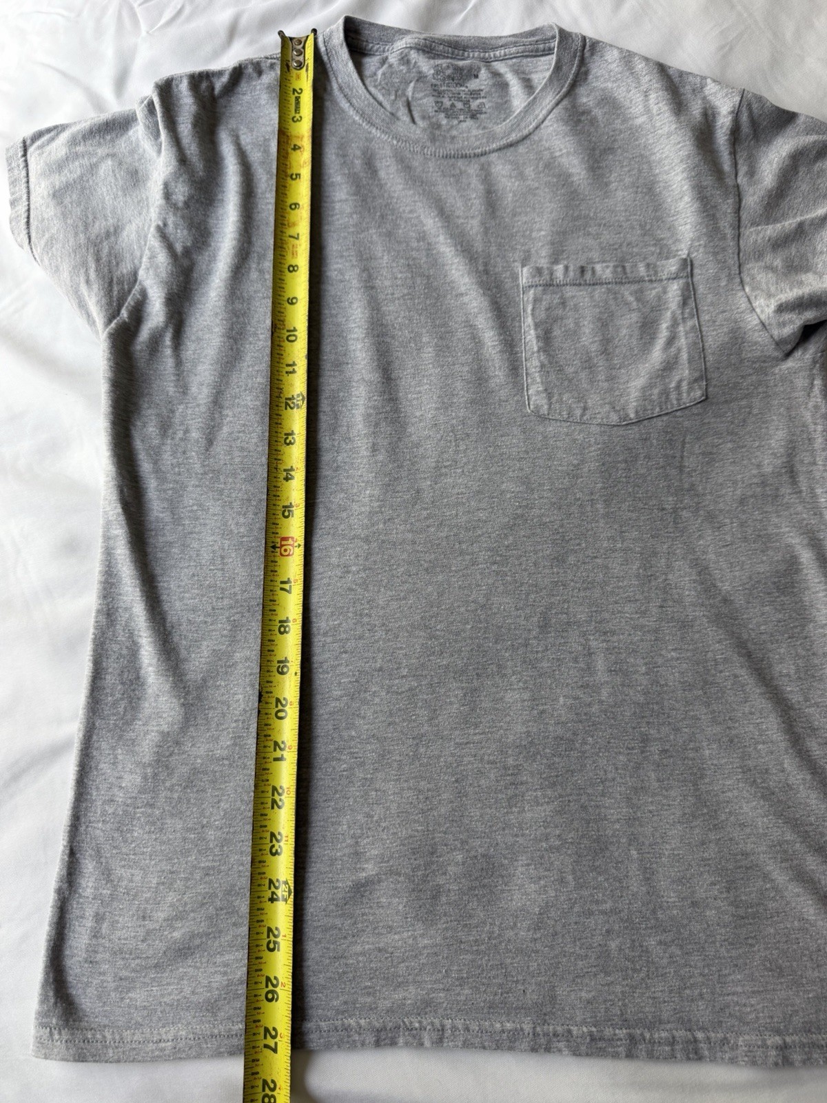 Fruit of the Loom Men&rsquo;s Medium Pocket T-Shirt – 2 Pack White & Black (6P30BG)
