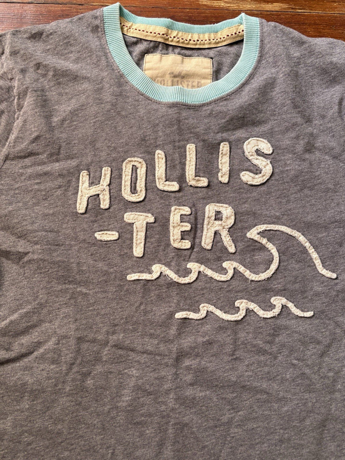 Vtg Hollister California Large Gray Spell Out Applique Logo Graphic T Shirt Y2K.
