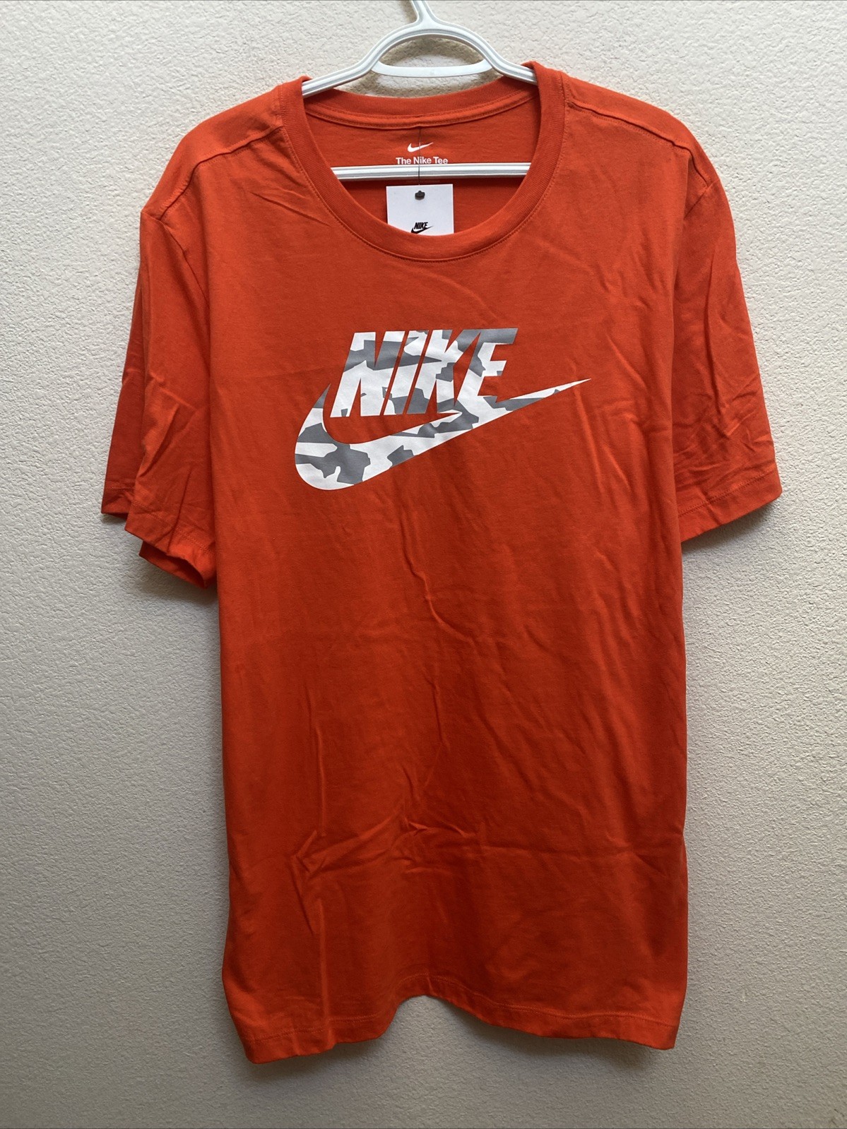 NWT Men&rsquo;s The Nike Tee Short Sleeve Crew Neck T-Shirt Orange XL Camo