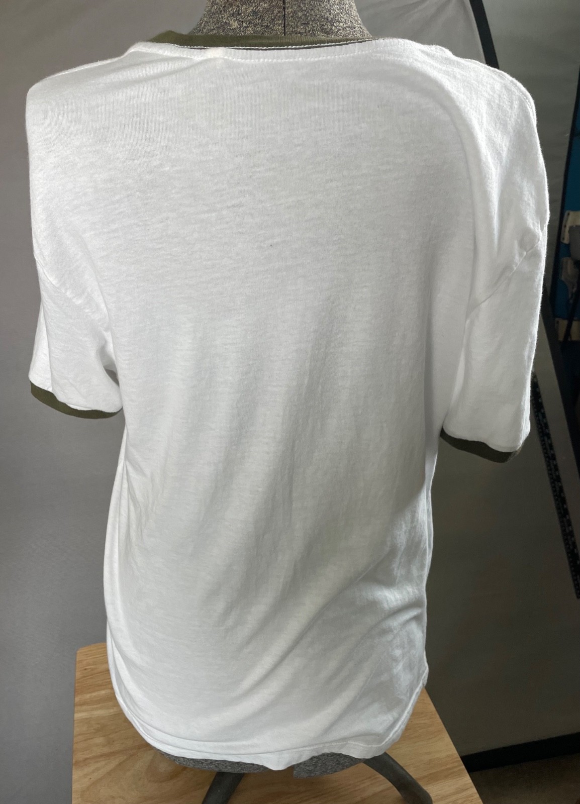 GUESS Mens Ringer T-Shirt White Olive Green Trim Camo Gold Triangle Logo Size L