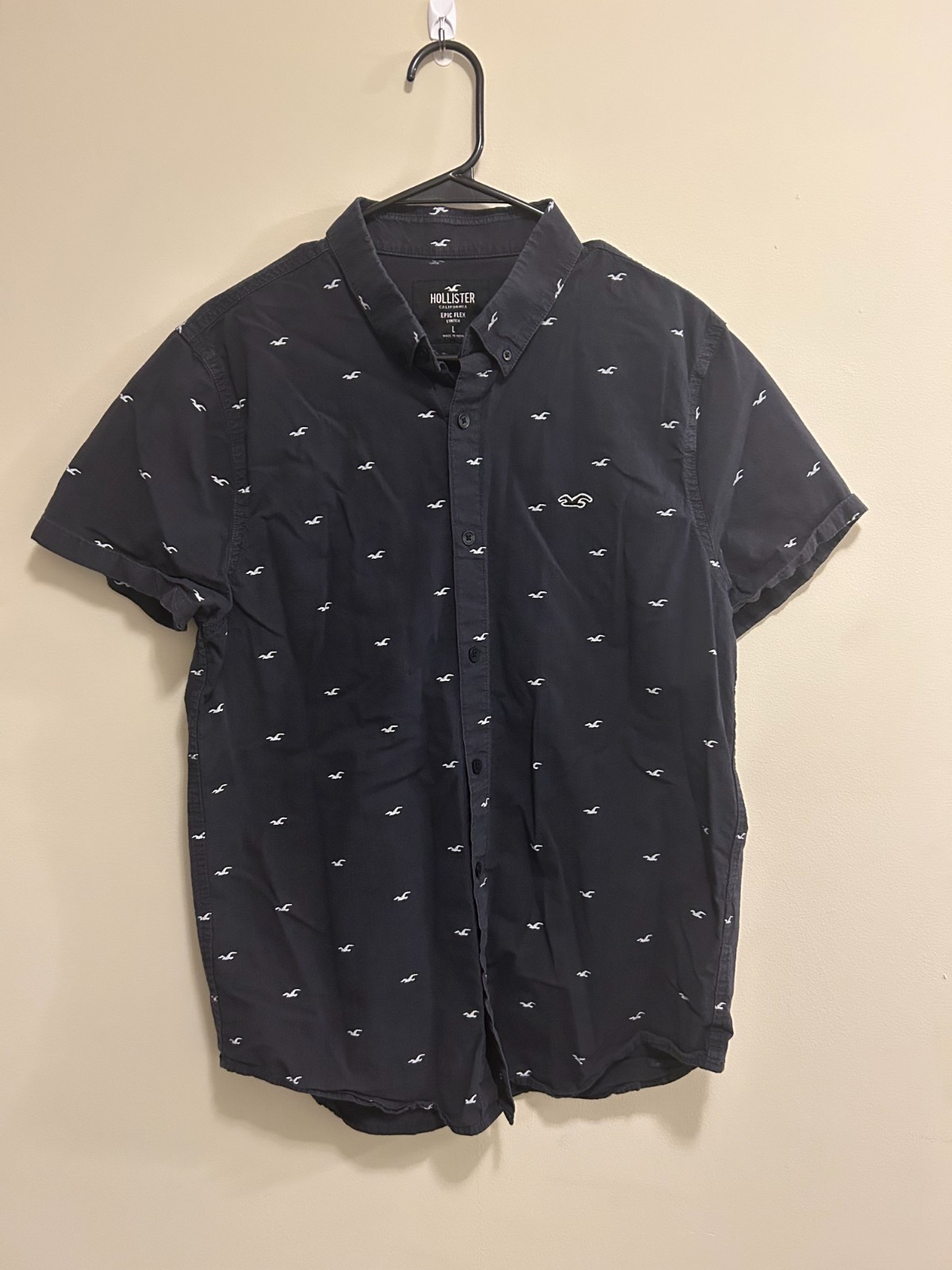 Hollister Men&rsquo;s Button Down Black Bird Pattern T-Shirt (Pre-Owned)