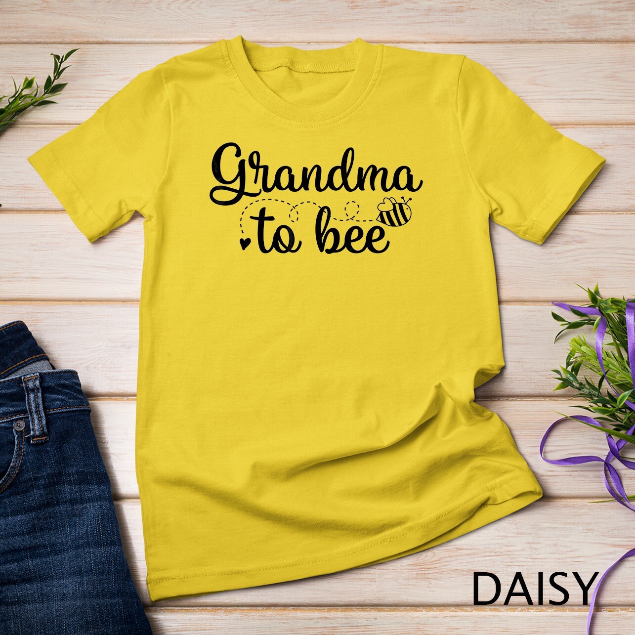Grandma to Bee – Cute Pregnancy Announcement for Grandmother Unisex T-shirt