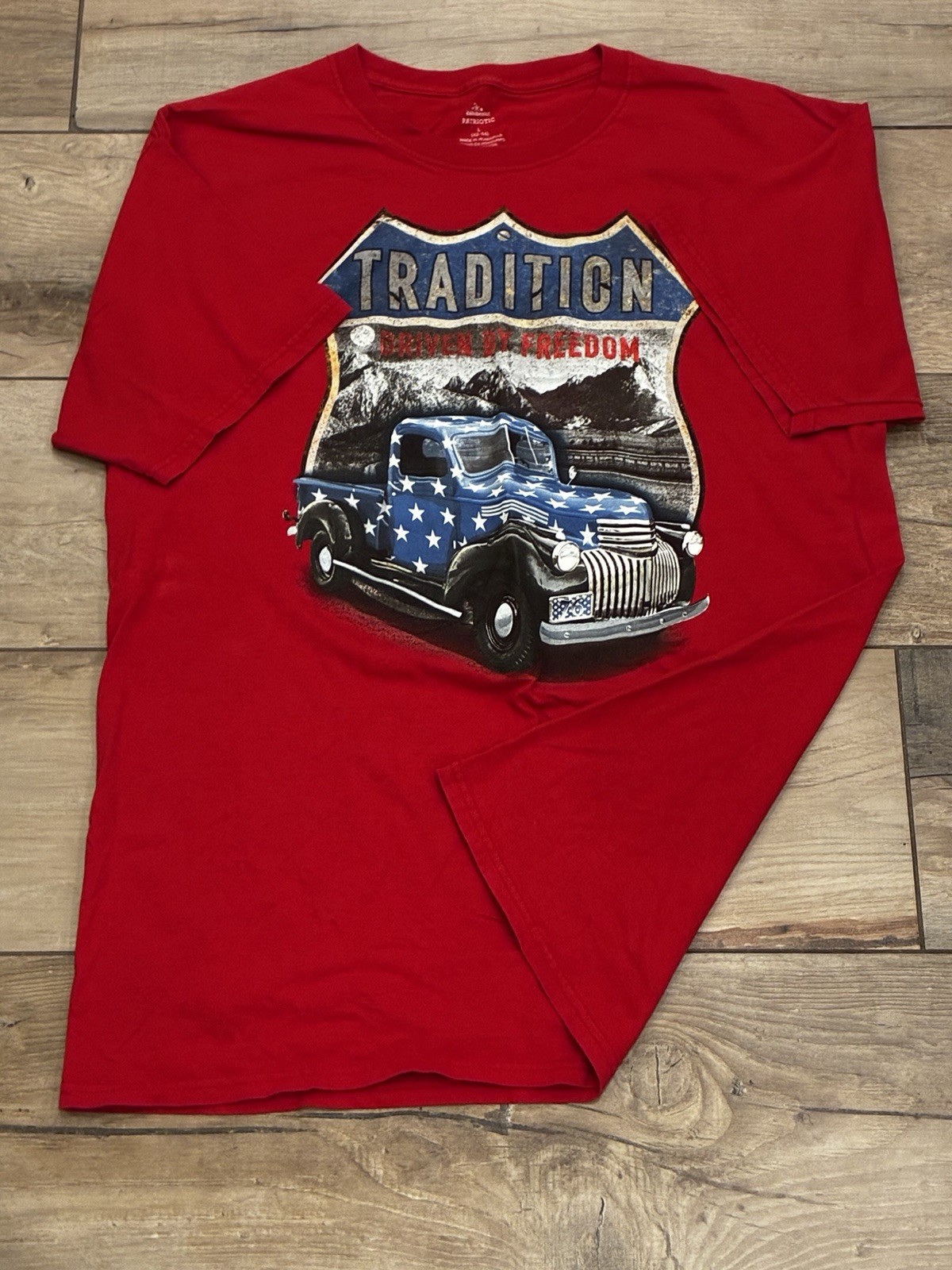 Men’s Red Patriotic Graphic Print Tshirt Size Large Casual Travel USA Pullover