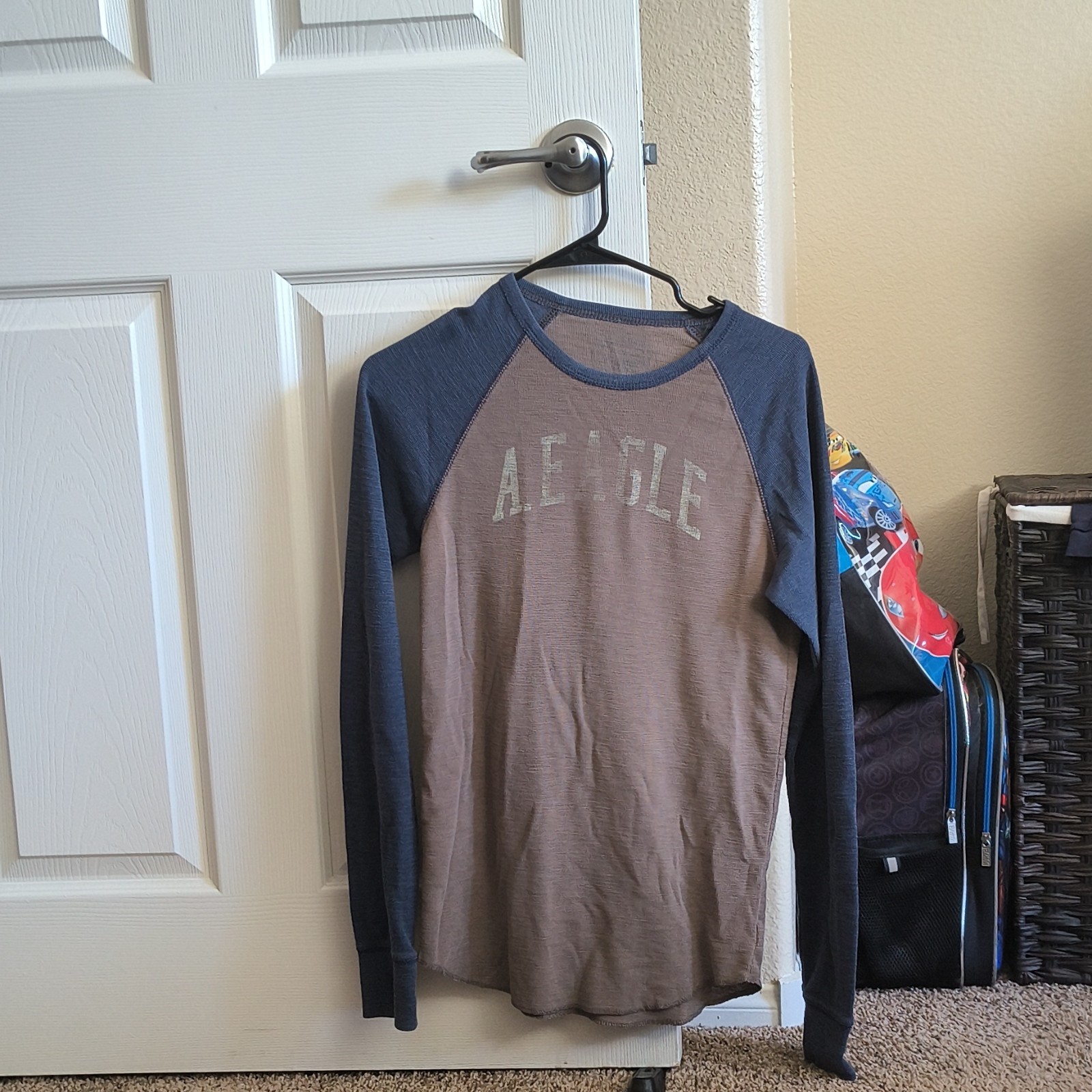 American Eagle Outfitters Men&rsquo;s S Gray Blue Raglan Long Sleeve Crew Graphic Tee
